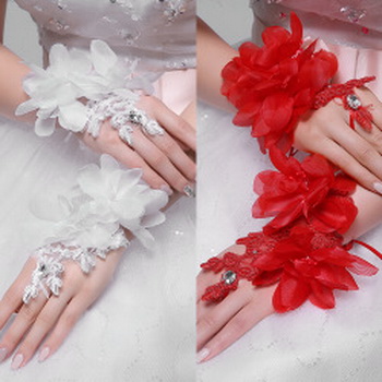 GL1122- ถุงมือเด็กออกงานแบบดอกไม้พุ่ม มีสีแดง-สีขาว ลูกไม้ถักเนื้อนุ่มนวลผิวตกแต่งสวยงามแบบเกี่ยวนิ้วกลาง สามารถปรับขนาดโดยผูกด้วยริบบิ้นได้ทุกขนาดแขนตั้งแต่ 3ขวบขึ้นไปถึงคนโตหรือผู้ใหญ่