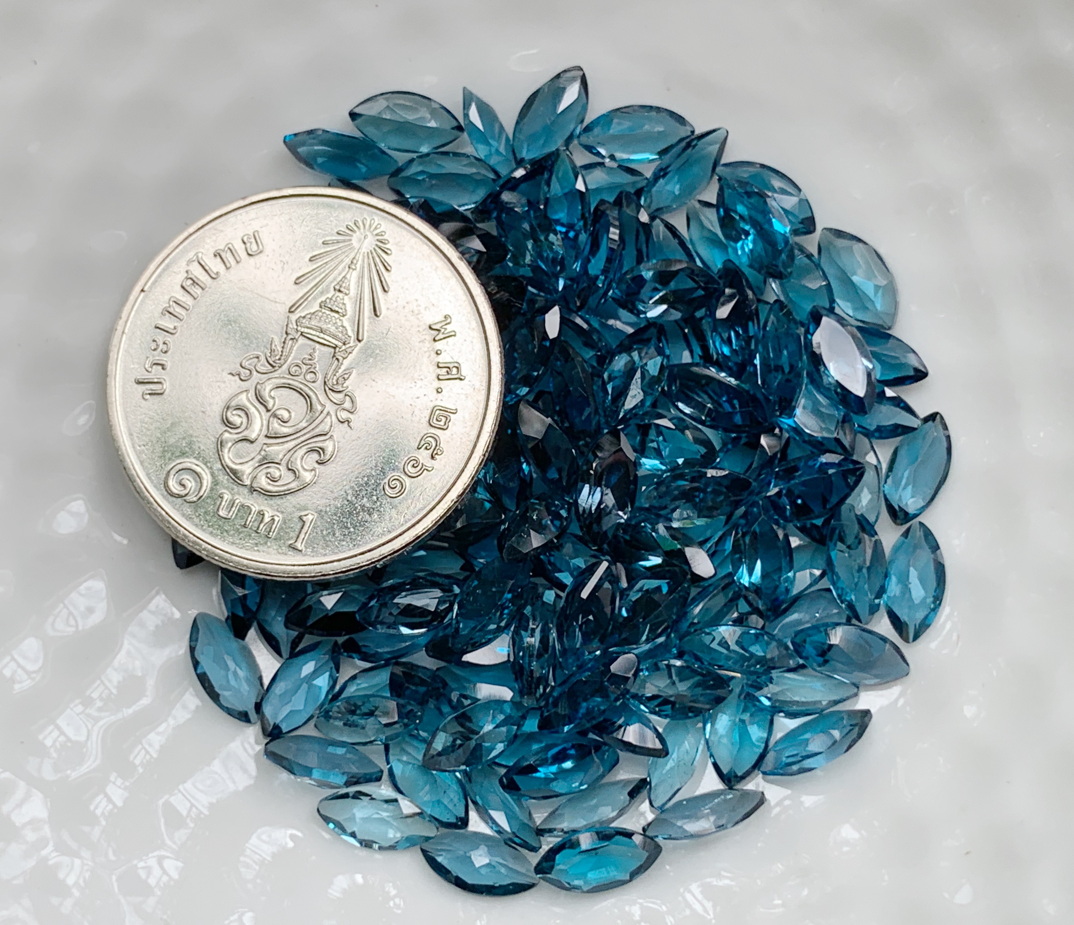 ลอนดอนบลูโทปาสมาคี 6X3 มม. 5 กะรัต