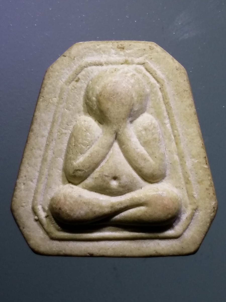 รหัสสินค้า พระไม่ทราบที่ 464 พระปิดตาเนื้อผงพิมพ์แปดเหลี่ยม หลังยันต์นะ ไม่ทราบที่