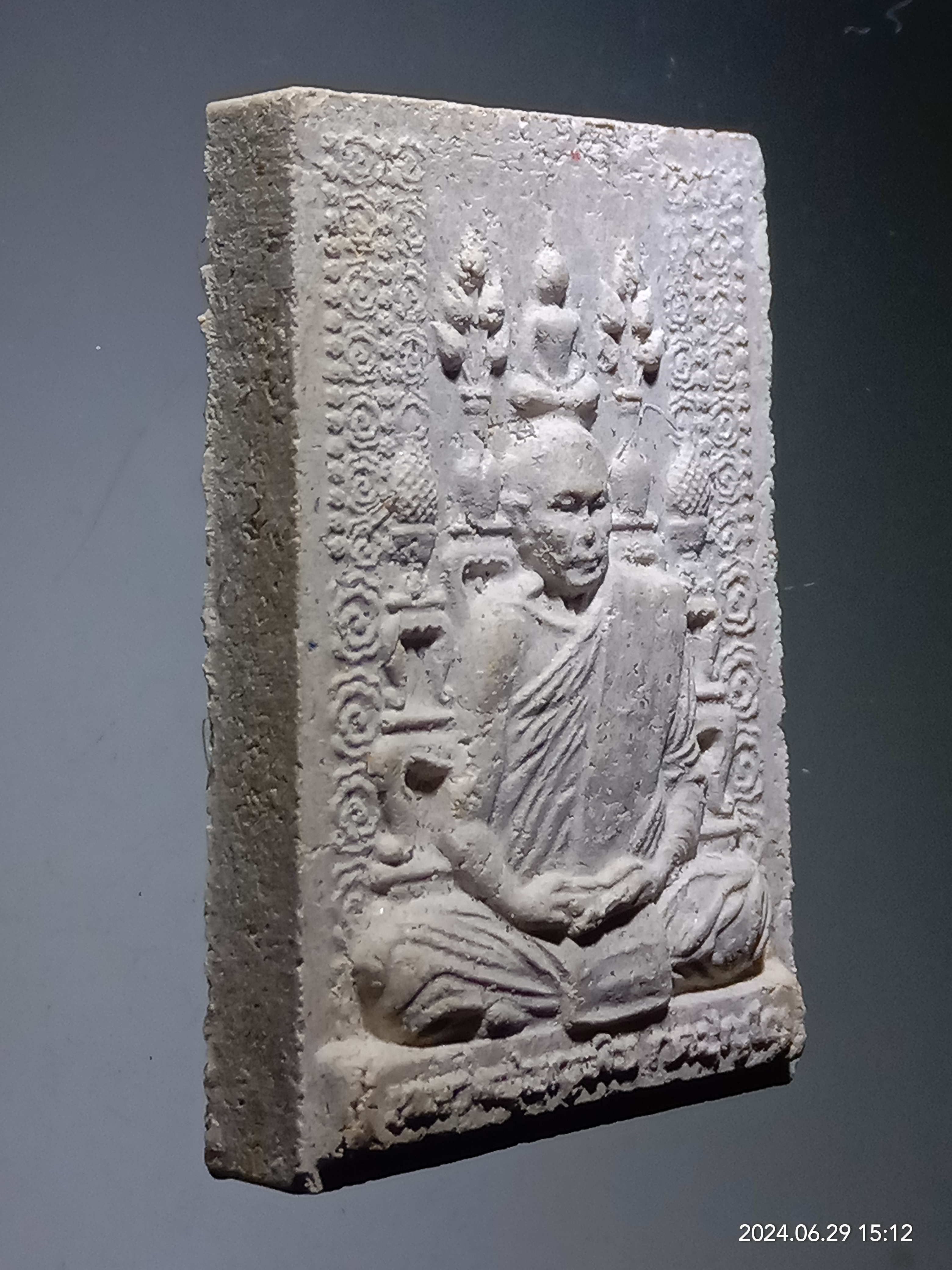 รหัสสินค้า พระเนื้อดิน เนื้อผง เนื้อว่าน 339 พระผงโต๊ะหมู่บูชา ฉายาทางพระ กตปุญโญ ไม่รู้หลวงพ่ออะไร ชื่อวัดด้านหลัง ก็อ่านไม่ออก เนื่องจากกดพิมพ์มาไม่ชัดครับ