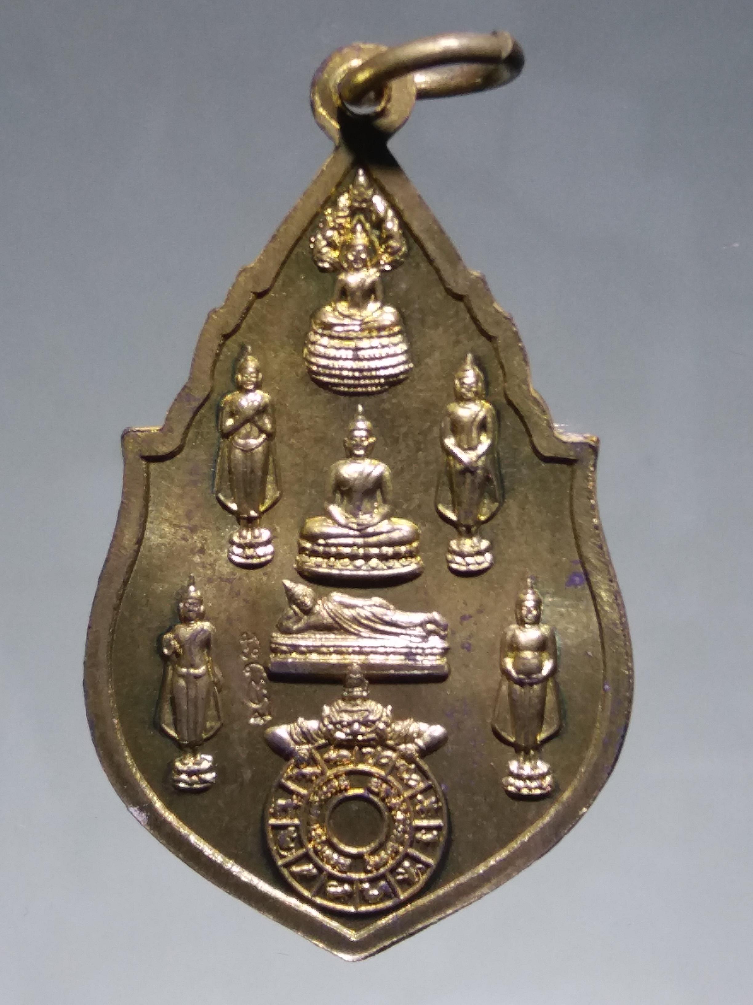 รหัสสินค้า พระมีกล่อง 192 เหรียญทองฝาบาตรพระประจำวันเกิดหนุนดวง 12 ราศี หลวงพ่อทองคำ วัดไตรมิตรวิทยาราม สร้างศูนย์ปฏิบัติธรรม ธรรมบันดาล วัดไตรมิตรวิทยาราม อำเภอปากช่อง จังหวัดนครราชสีมา สร้างปี 2553 ตอกโค๊ต ด้านหลัง