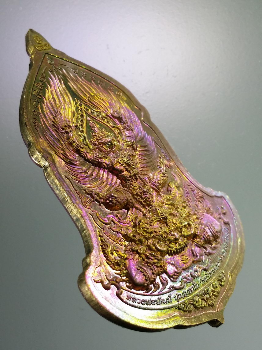 รหัสสินค้า พระมีกล่อง 074 เหรียญท้าวเวสสุวรรณ หน้าเทวดา รุ่นเศรษฐีรวยทันใจ ๒ หลวงพ่อพัฒน์ วัดห้วยด้วน อำเภอหนองบัว จังหวัดนครสวรรค์ เนื้อผิวรุ้งลงยาขาว จัดสร้าง 500 เหรียญ ตอกโค๊ต หมายเลข ๒๑๕