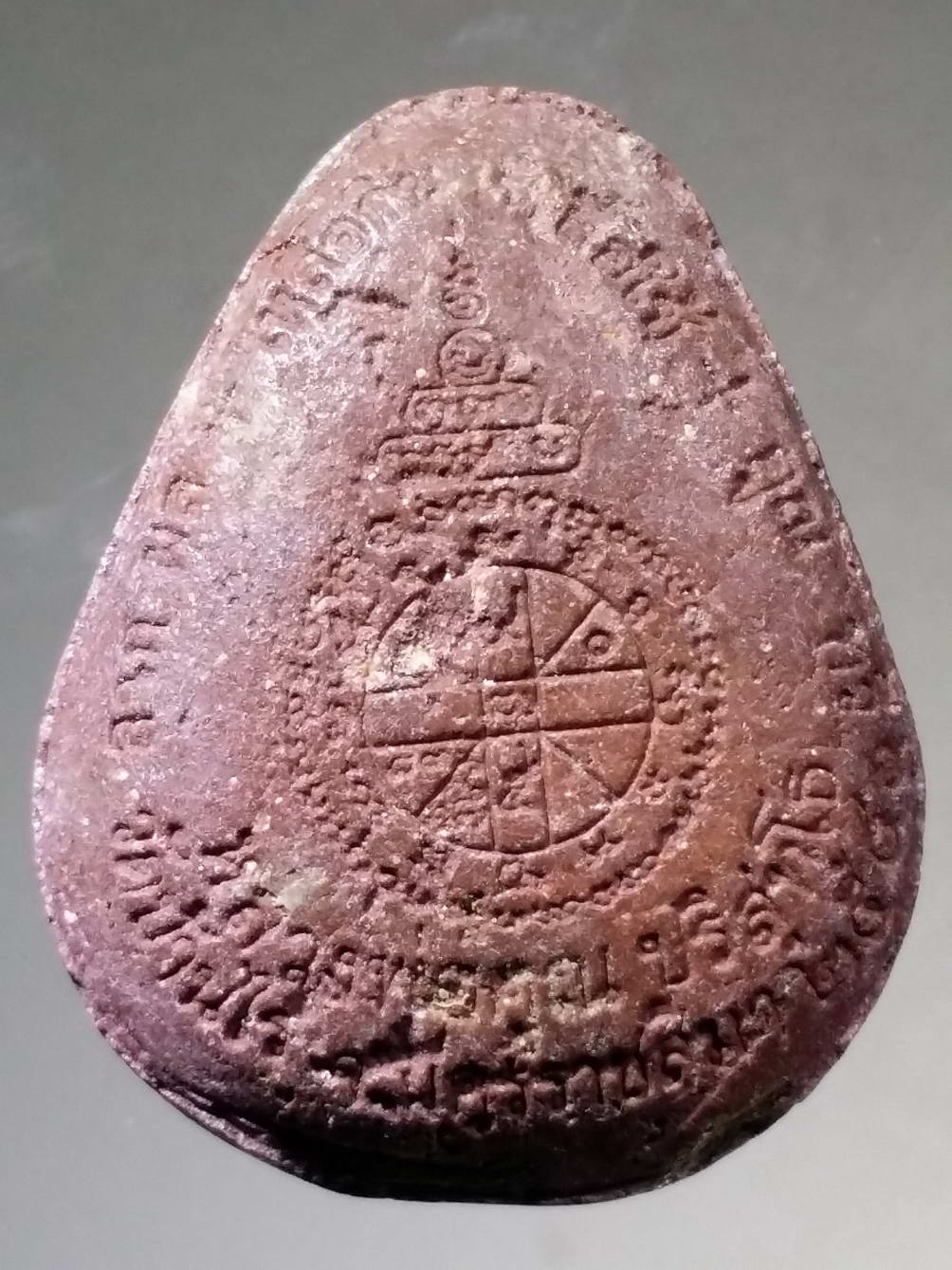 รหัสสินค้า พระปิดตา ทั่วไป 141 พระปิดตา ลาภผลพูนทวี เหลือกินเหลือใช้ เนื้อผง หลวงพ่อคูณ วัดบ้านไร่ อำเภอด่านขุนทด จังหวัดนครราชสีมา สร้างปี 2540