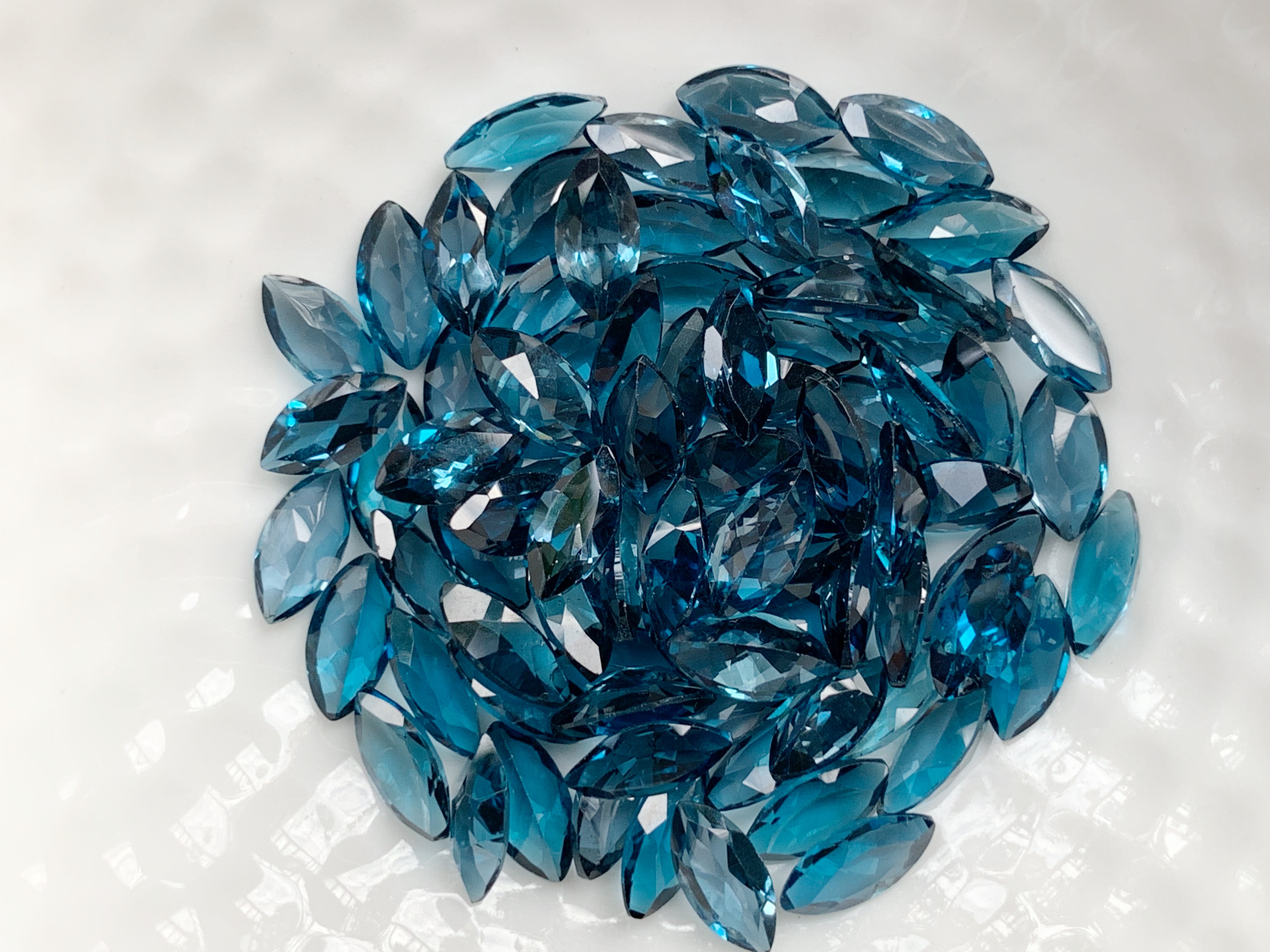 ลอนดอนบลูโทปาสมาคี 8X4 มม. 5 กะรัต