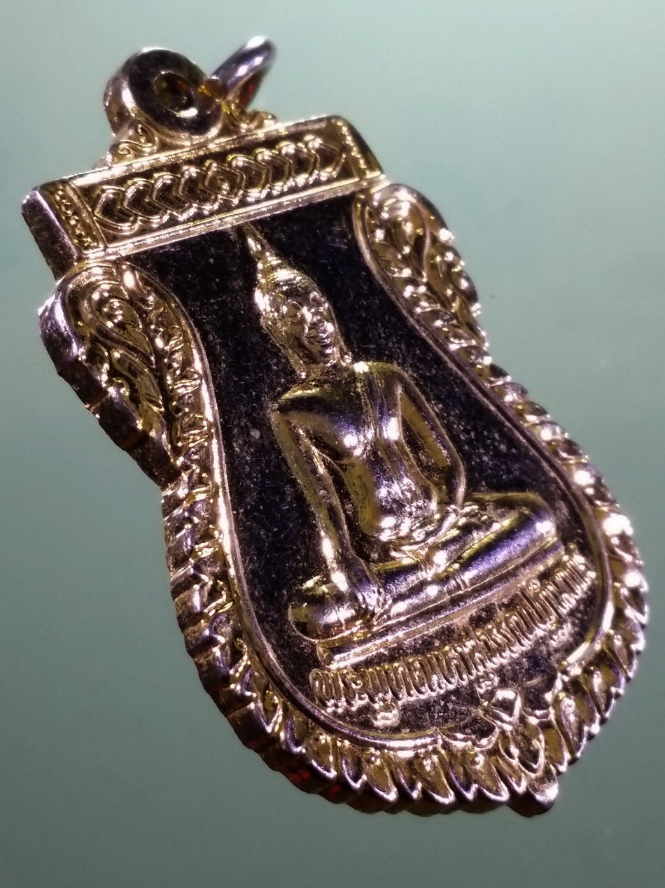 รหัสสินค้า เหรียญพระพุทธ 4213 เหรียญเสมากะไหล่ทอง พระพุทธมหาสุวรรณปฏิมากร หลวงพ่อทองคำ วัดไตรมิตรวิทยารามวรวิหาร กรุงเทพฯ สร้างปี 2538 ท่านเจ้าคุณธงชัยปลุกเสก