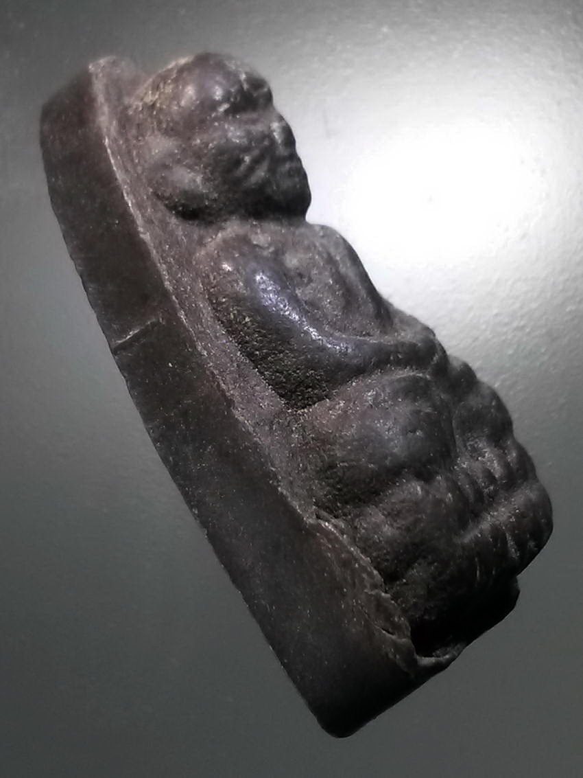 รหัสสินค้า หลวงปู่ทวด วัดต่างๆ 503 หลวงปู่ทวดเนื้อว่าน วัดช้างให้ จังหวัดปัตตานี หลังยันต์ นะโมโพธิสัตโตอาคันติมายะอิติภะคะวา ไม่ทราบปีที่สร้าง พระรายการนี้ให้เช่าบูชาแล้ว