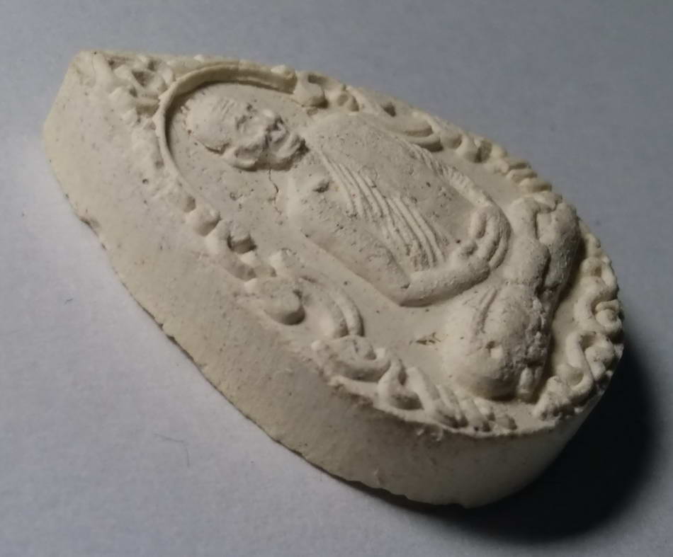 รหัสสินค้า พระมีกล่อง 109 พระผงหยดน้ำ หลวงพ่อพุธ ฐานิโย วัดป่าสาลวัน จังหวัดนครราชสีมา ที่ระลึกในงานพระราชทานเพลิงศพ ปี 2543