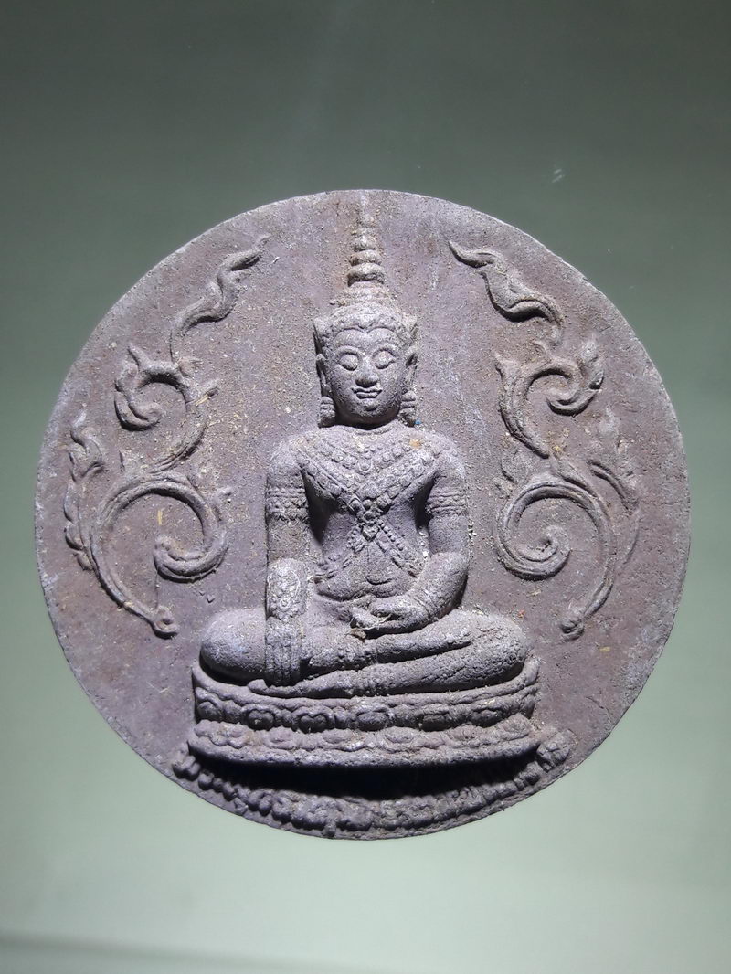 รหัสสินค้า พระเนื้อดิน ผง ว่าน 10280 พระพุทธนฤมิตรรัตนชนะมาร หลวงพ่อทองกลึง วัดเจดีย์หอย จังหวัดปทุมธานี เนื้อว่านสีน้ำตาล กดโค้ดด้านหลัง ขนาดเท่ากันกับ จตุคามรามเทพ พิมพ์ใหญ่ ขนาดเทียบกับเหรียญบาท