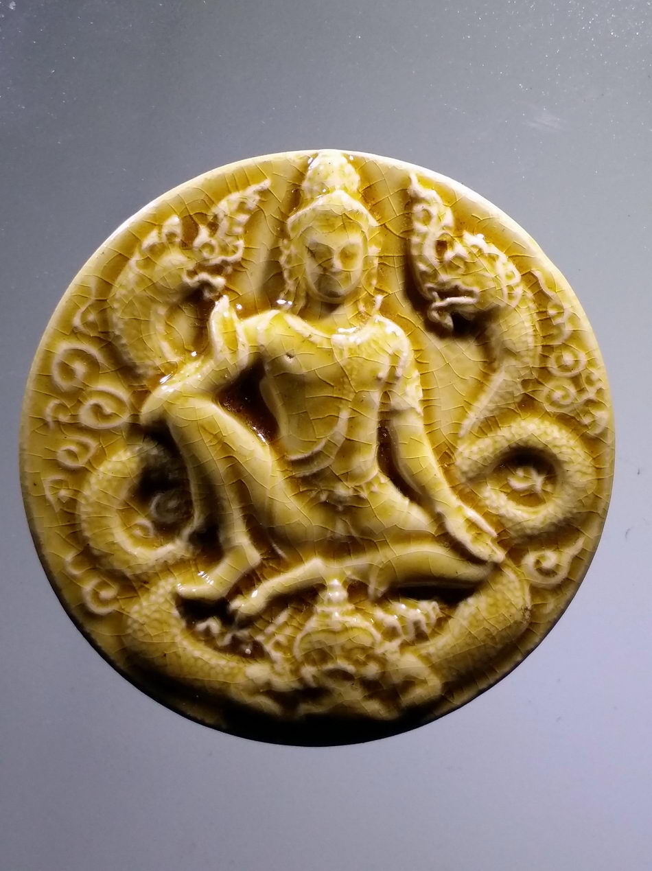 รหัสสินค้า จตุคามรามเทพ 913 พระเทวราชโพธิสัตว์จตุคามรามเทพ เนื้อกระเบื้องเคลือบเหลือง รุ่นมหาเศรษฐีบุญฤทธิ์ หลวงพ่อจอน วัดบุญฤทธิ์ จังหวัดนครราชสีมา จัดสร้าง ปี 2550