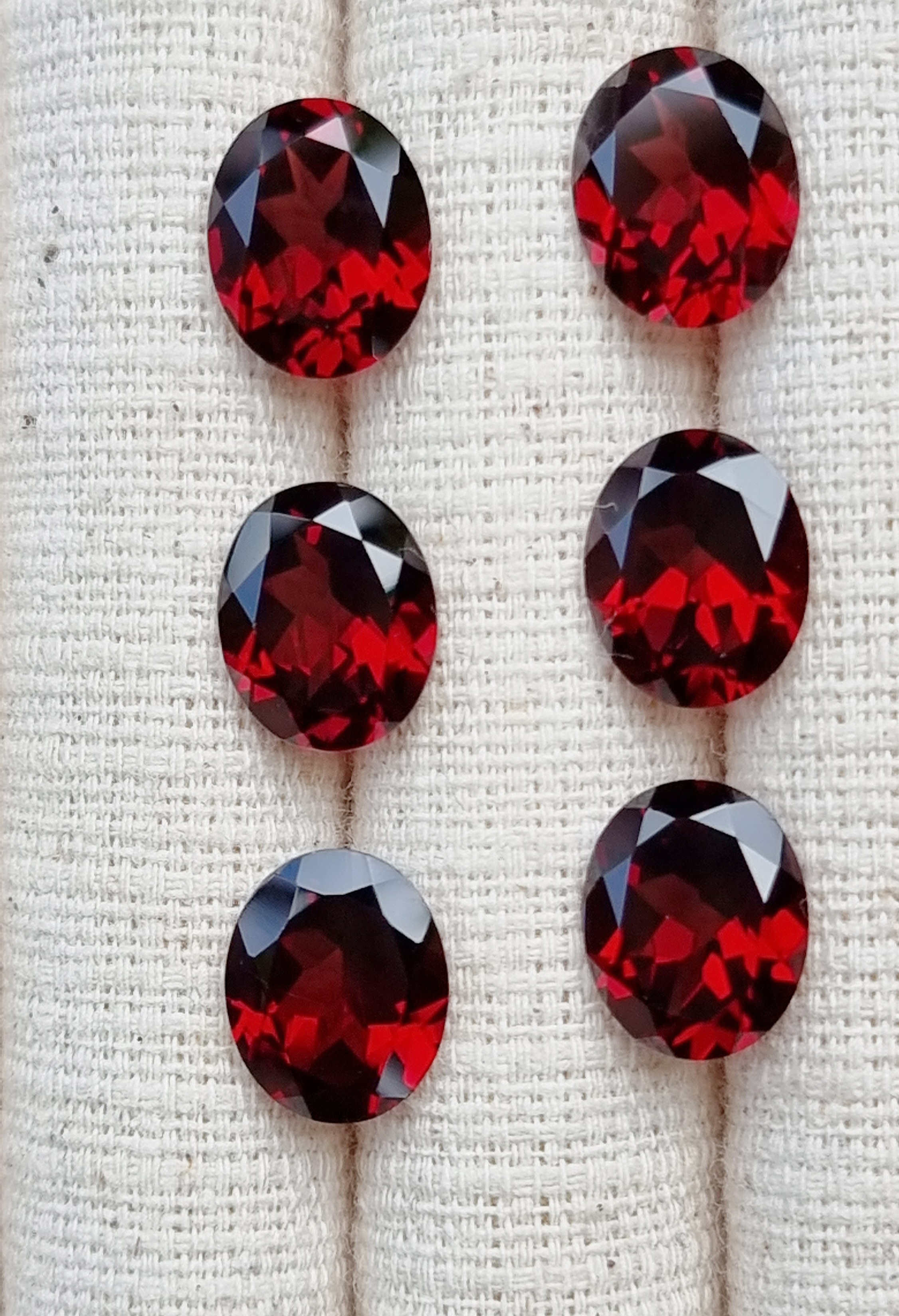 โกเมนไข่ 9x11มม. 1 เม็ด