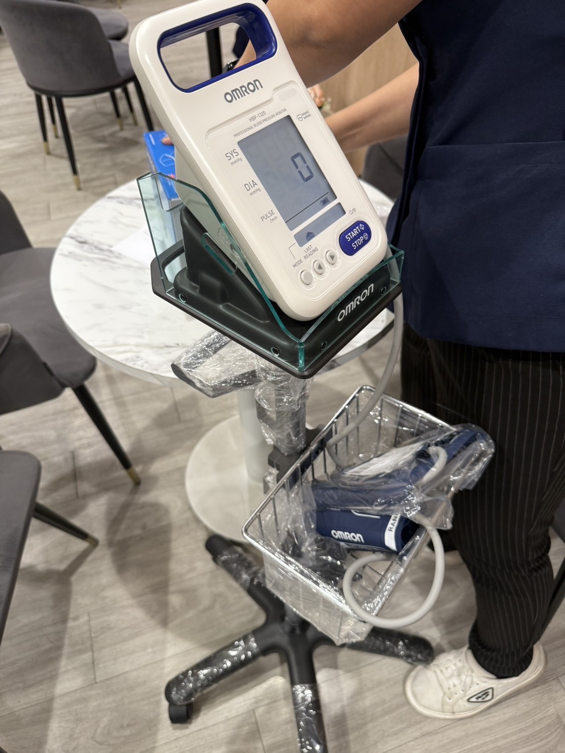 เครื่องวัดความดันโลหิตอัตโนมัติ OMRON รุ่น HBP-1320 + พร้อมรถเข็นขาตั้งครบชุด และอุปกรณ์ประกอบการใช้งาน