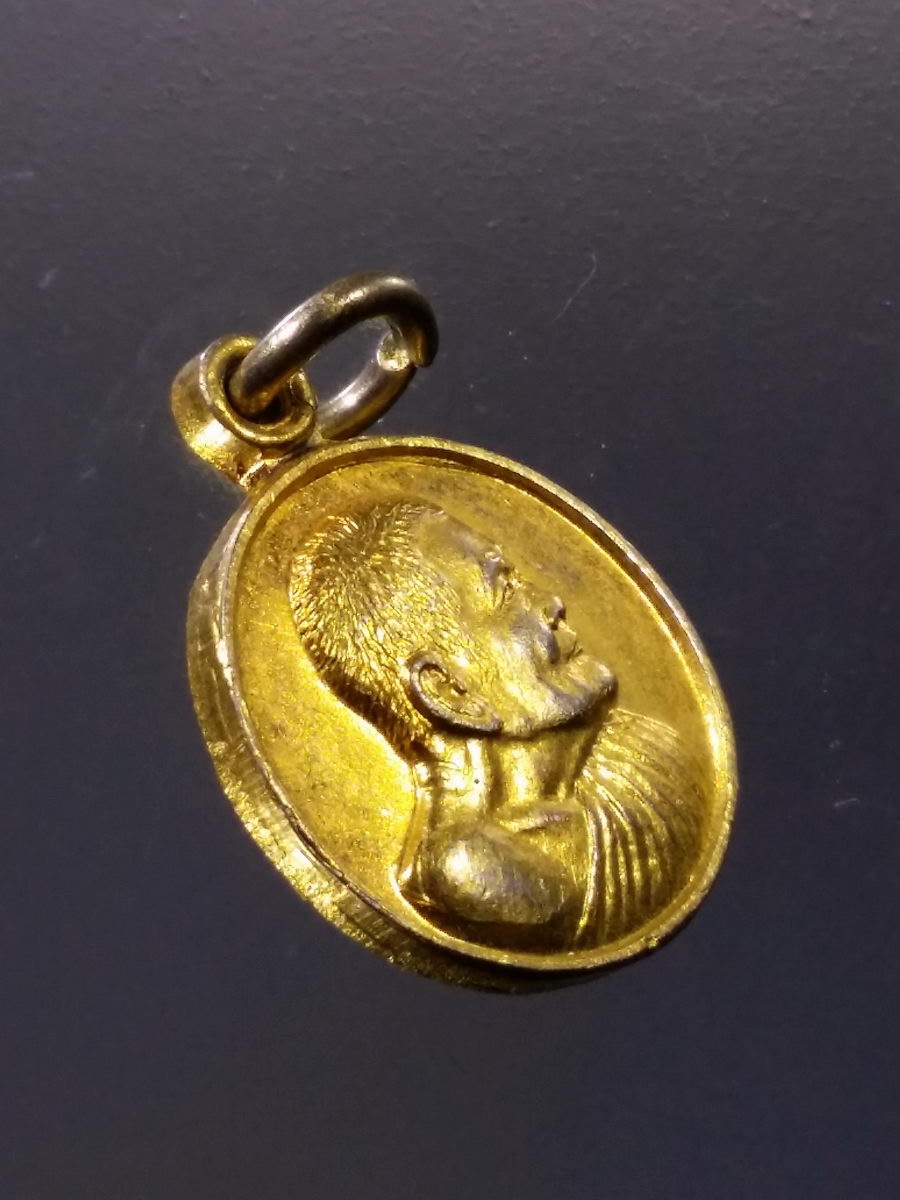 Antig Pim 029 เหรียญกลมเล็กกะไหล่ทอง หลังดอกบัว ฉลองอายุครบ 98 ปี หลวงปู่แหวน วัดดอยแม่ปั๋ง จังหวัดเชียงใหม่ สร้างปี 2528 เปลี่ยนสภาพสวยมากท่านสุภาพสตรีไม่ควรพลาดครับ