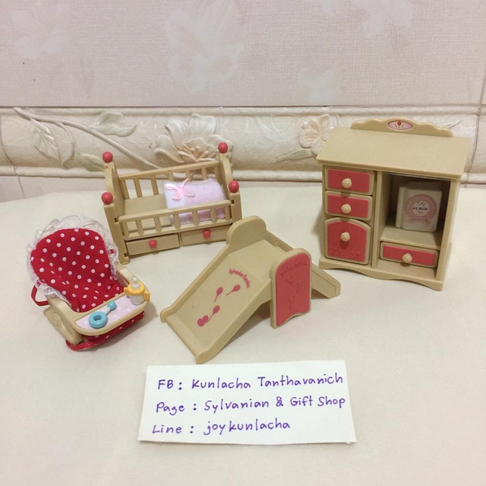 ห้องนอนของเบบี๋ค่ะ ขาดอุปกรณ์ชิ้นเล็กๆ Baby Room Set : Sylvanian Families