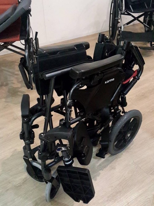 รถเข็นปรับเอนนอนได้ อลูมินัมอัลลอยด์คาร์ม่า รุ่น MVP502 (WheelChair KARMA MVP 502) ปรับเอนนอนได้ 170 องศา ที่วางแขนยกเปิดได้ โครงพักเท้ายืดตรงได้ พับเก็บได้ + แถมฟรี สายคาดลำตัวกันตก ของแท้ รับประกันศูนย์ไทย 5 ปี รุ่น TOP (Best Seller)