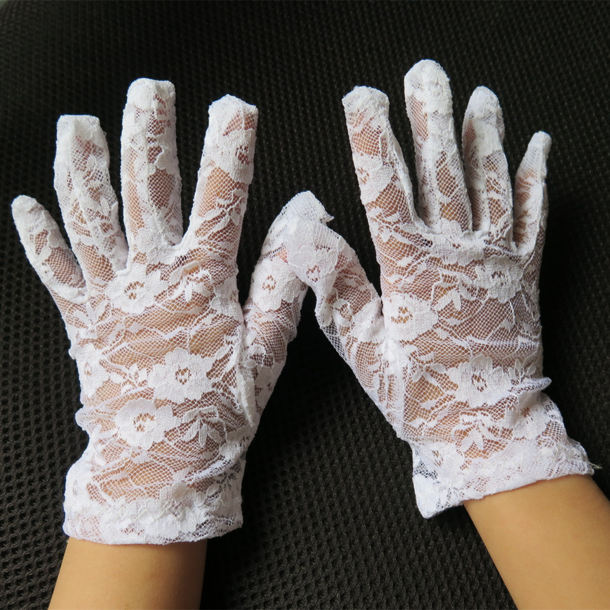 GL11131 ถุงมือเด็กออกงานสีขาว ถุงมือเด็กแบบลูกไม้ยืดได้เยอะ เหมาะ 3-10 ขวบหรือน้องที่มีนิ้วกลาง 2.25-2.75นิ้ว ใช้เป็นถุงมือที่ใช้ในการแสดงหรือออกงาน