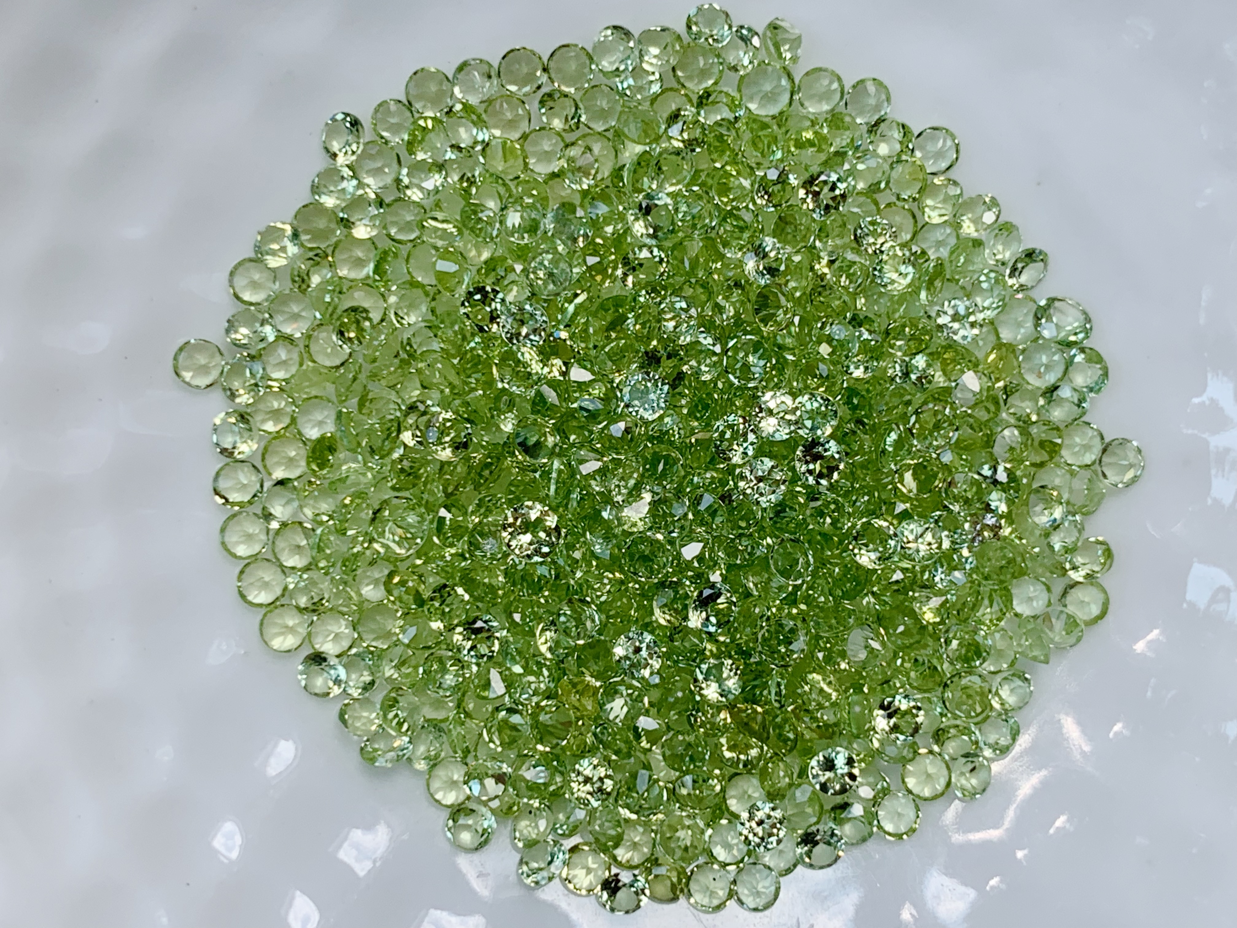 Peridot เพอริดอทกลม 2.0 มม. 5 กะรัต