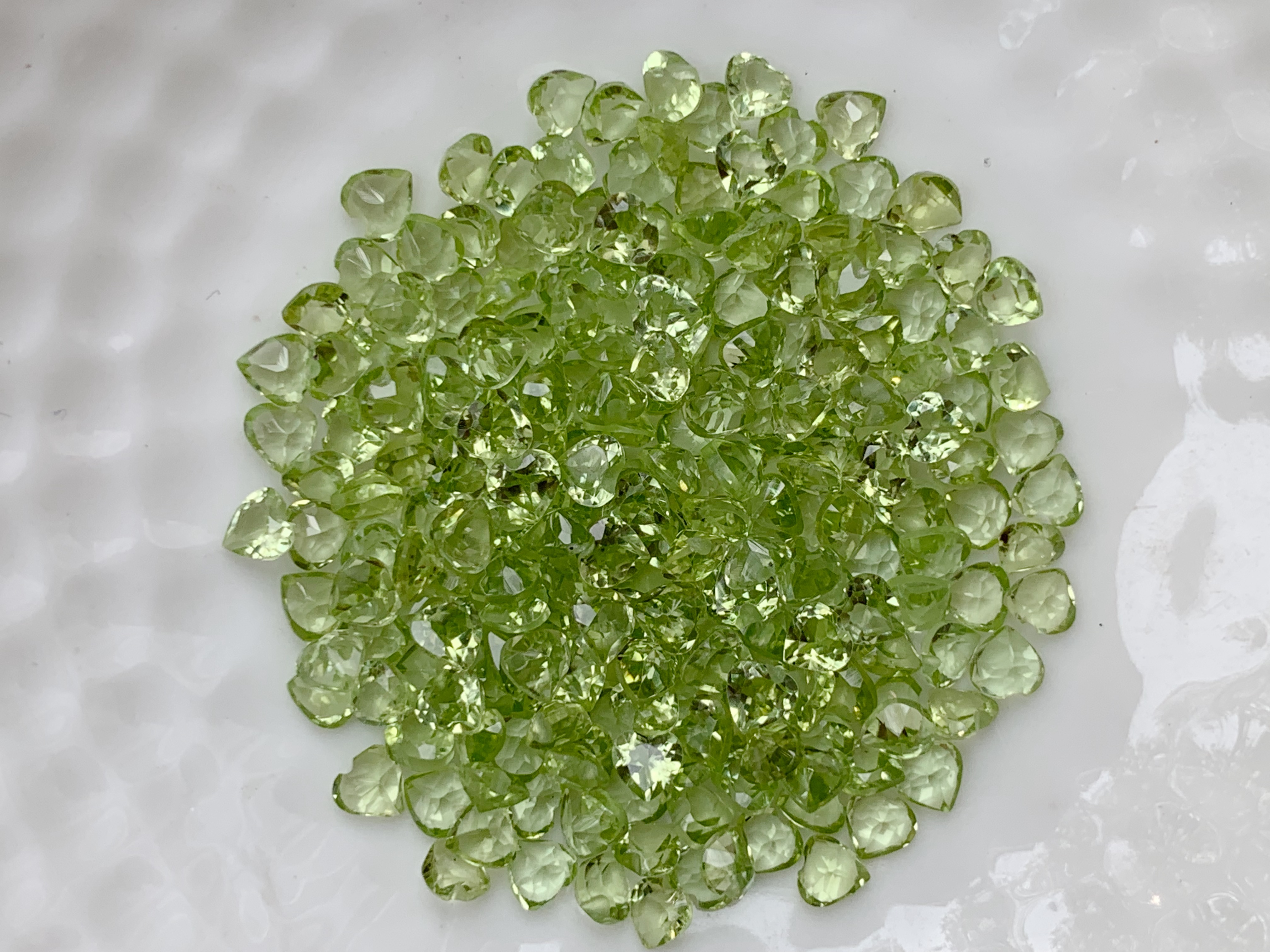 เพอริดอทหัวใจ 3X3 มม. 5 กะรัต