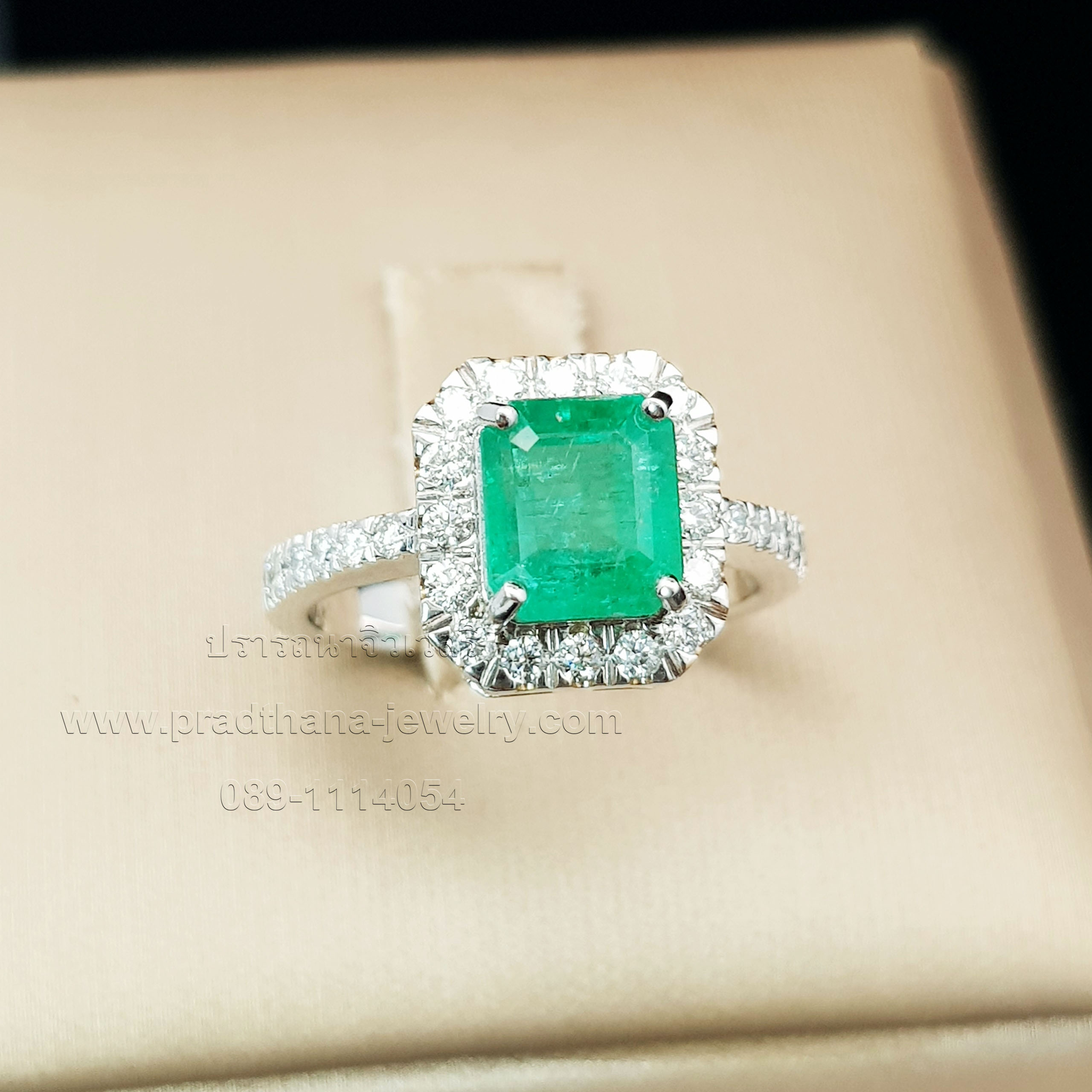 แหวนมรกตประดับเพชร