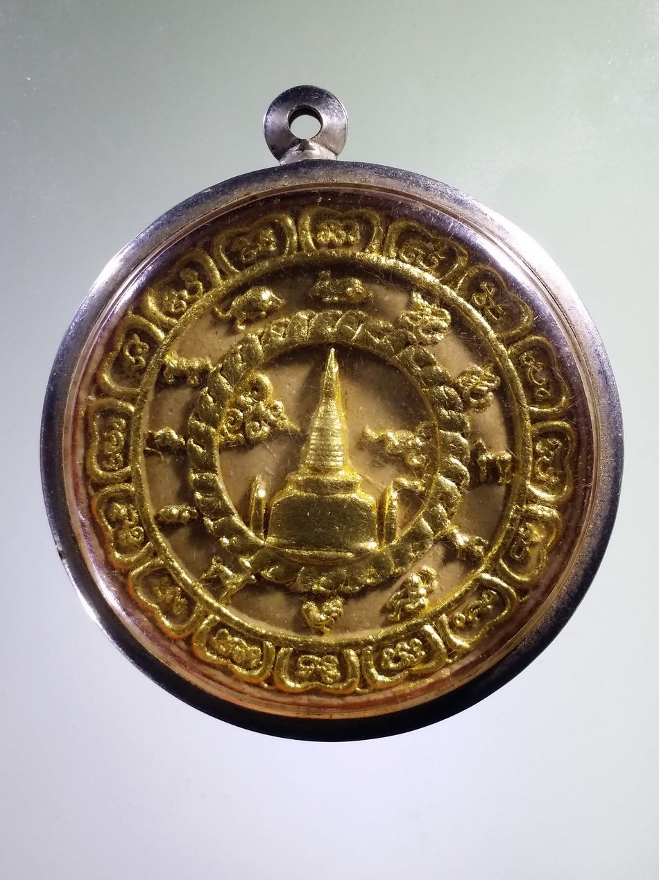 รหัสสินค้า จตุคามรามเทพ 437 พระเทวราชโพธิสัตว์จตุคามรามเทพ เนื้อว่านขาว ปัดทอง ไม่ทราบรุ่น มีตลับสแตนเลส พร้อมแขวนบูชา ผมถ่ายรูปเปิดฝาหน้าอย่างเดียวนะครับ ขี้เกียจครับ บอกตรงๆ