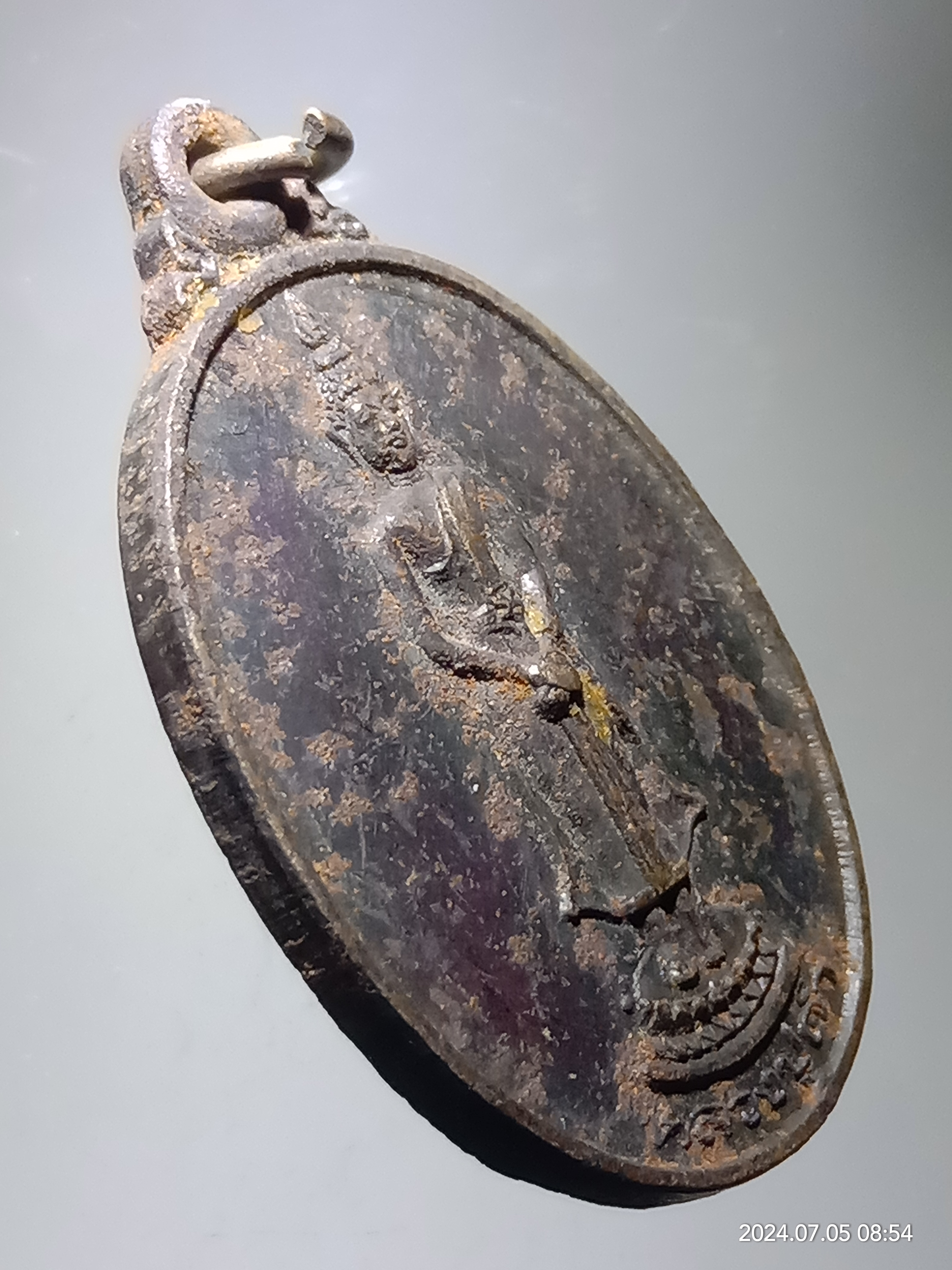 รหัสสินค้า เหรียญพระพุทธ 152 เหรียญพระพุทธปางถวายเนตร หลวงปู่ดำ วัดเขาไม้รวก เหรียญนี้สภาพผิวเขรอะมากไม่ทราบว่าเป็นเนื้อเงินหรือเปล่า เอาเป็นว่าผมขายให้ราคาเนื้อกะไหลเงินนะครับ ถ้าเป็นเนื้อเงิน ก็ถือว่าเป็นโชคดีของท่านไป