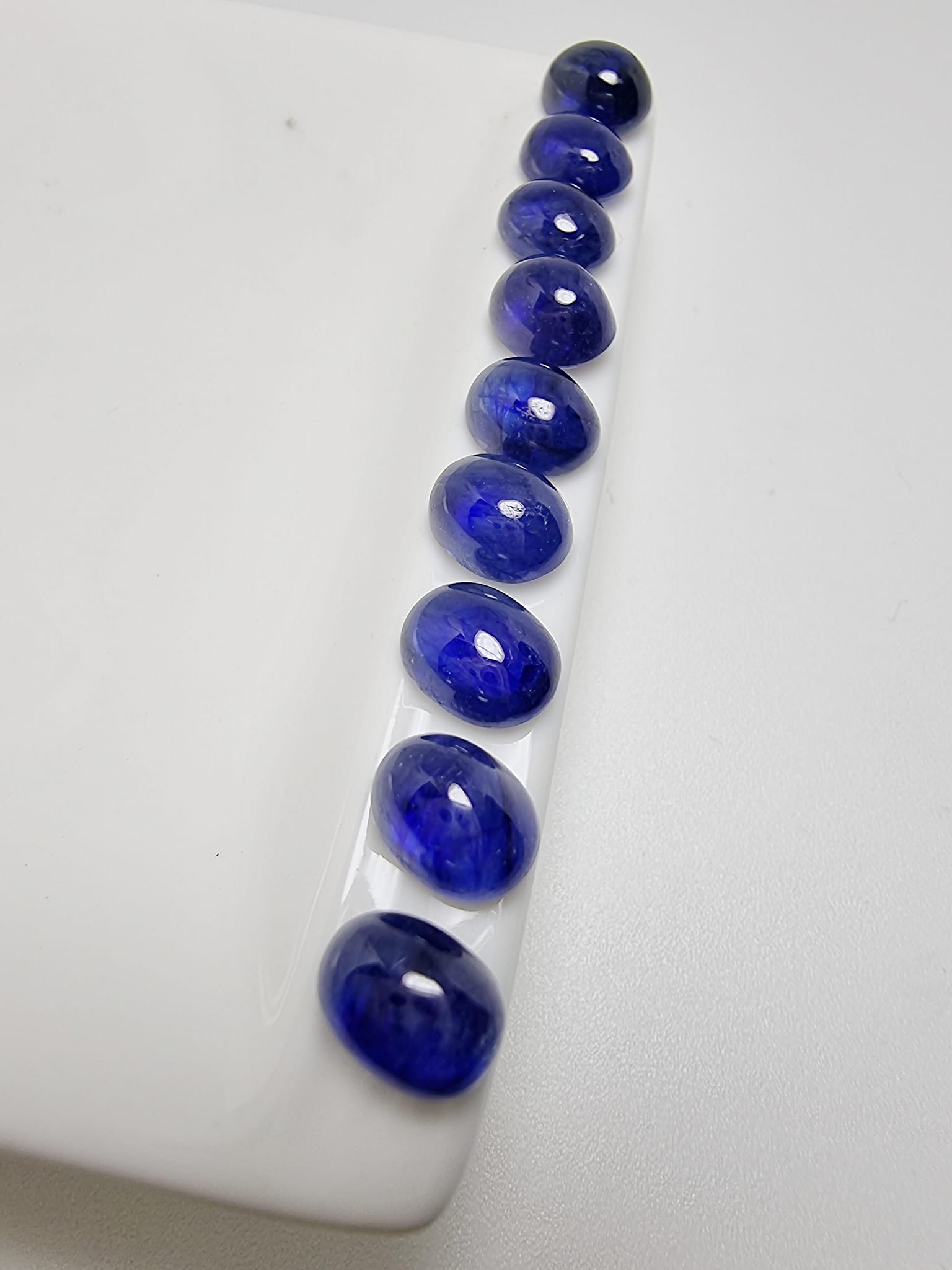 ไพลินเผาใหม่ หลังเบี้ย 8x6 mm. 20 กะรัต ชุดละ 4,400 บาท