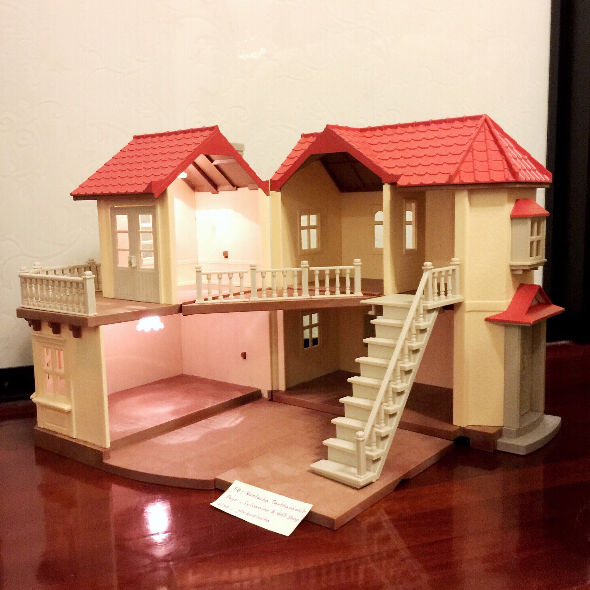 บ้านหลังใหญ่ City House with Lights : Sylvanian Families รั้วครบ ไฟติดทั้ง 2 ดวง มีระเบียงสามเหลี่ยม สภาพสวย ไม่มีแตกหักค่ะ