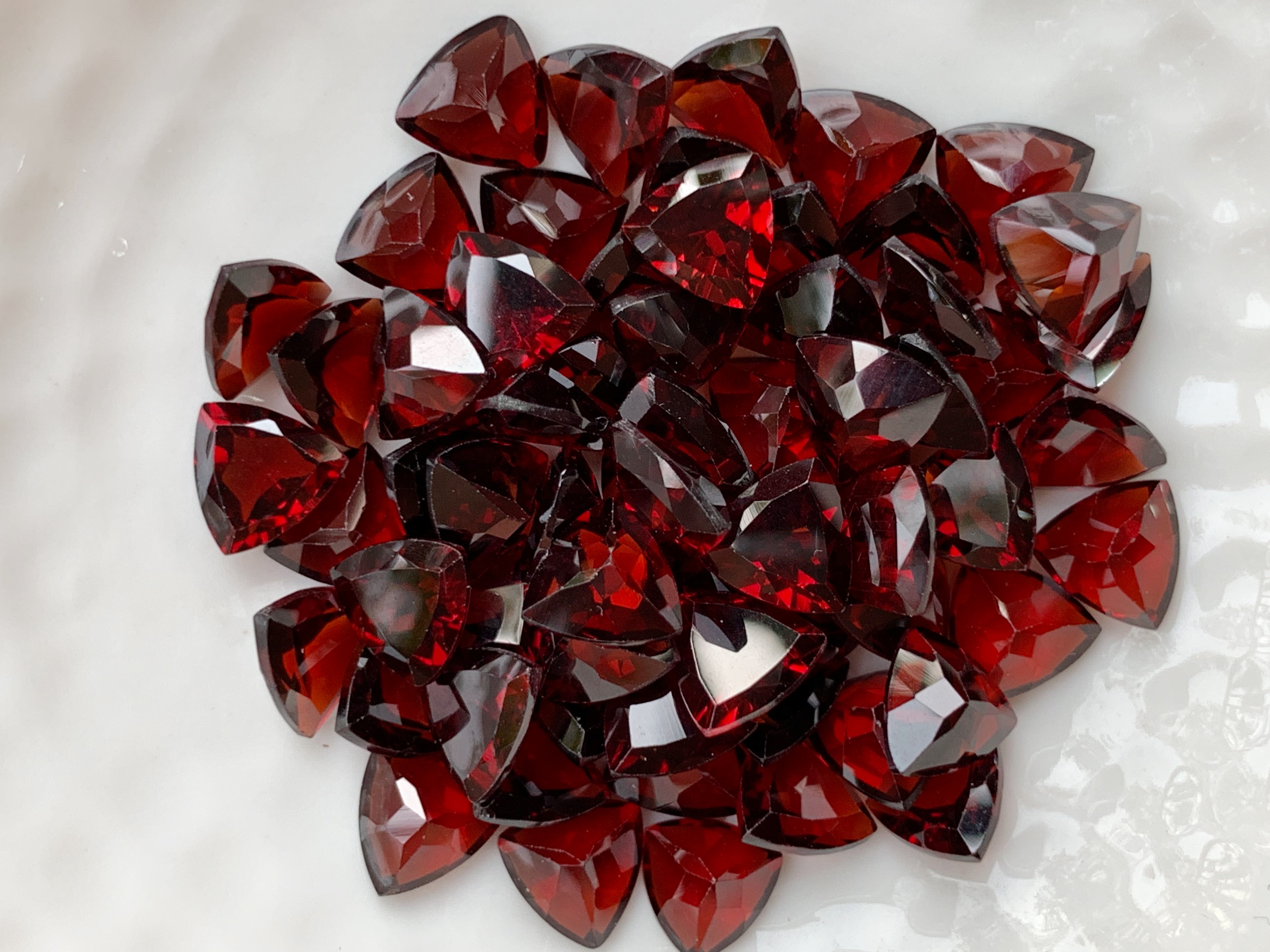 โกเมนสามเหลี่ยม 6 มม. 5 กะรัต