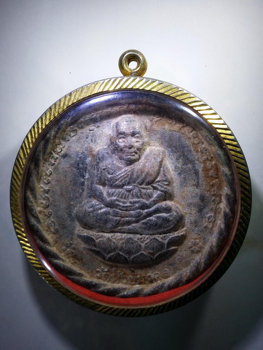 รหัสสินค้า จตุคามรามเทพ 168 พระเทวราชโพธิสัตว์จตุคามรามเทพ หลวงปู่ทวด วัดห้วยมงคล พิมพ์ใหญ่ ด้านหลัง มีรอยแป้งเจิมในพิธี และมีรอยปั๊มตรายาง บนแป้งเจิม ยุคแรกๆ