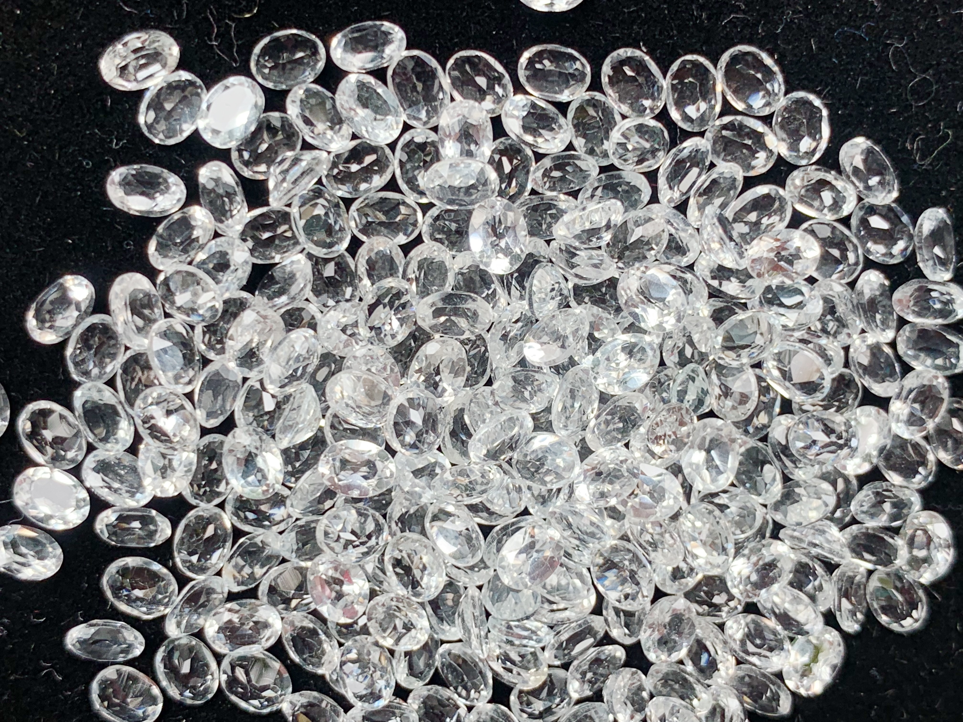 ไวท์โทปาสไข่ 4X3 มม. 5 กะรัต