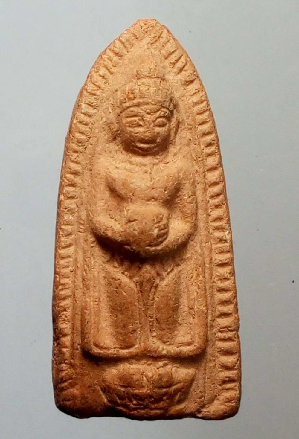 รหัสสินค้า พระไม่ทราบที่ 186 พระร่วงยืนอุ้มบาตรเนื้อดินเผา ปั๊มตรายาง สุนทรโรจนตุณ ไม่ทราบที่ พระรายการนี้ให้เช่าบูชาแล้ว