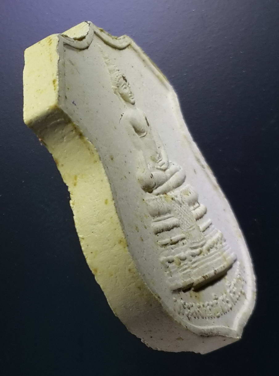 รหัสสินค้า พระมีกล่อง 291 พระมงคลบพิตรศรีอยุธยา เนื้อผง หลังยันต์ตรีนิสิงเห ไม่ทราบปีที่สร้าง กล่องเดิม