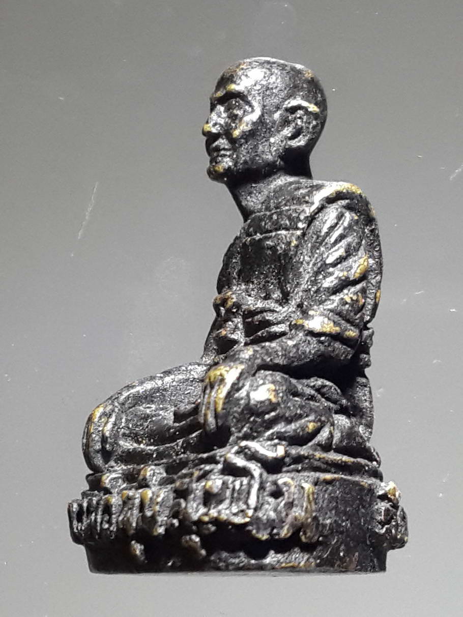 รหัสสินค้า พระกริ่ง พระหล่อ 371 รูปหล่อหลวงพ่อพุ่ม สุมโน วัดทองหลาง จังหวัดพิษณุโลก เนื้อทองเหลืองรมดำ หล่อตัน