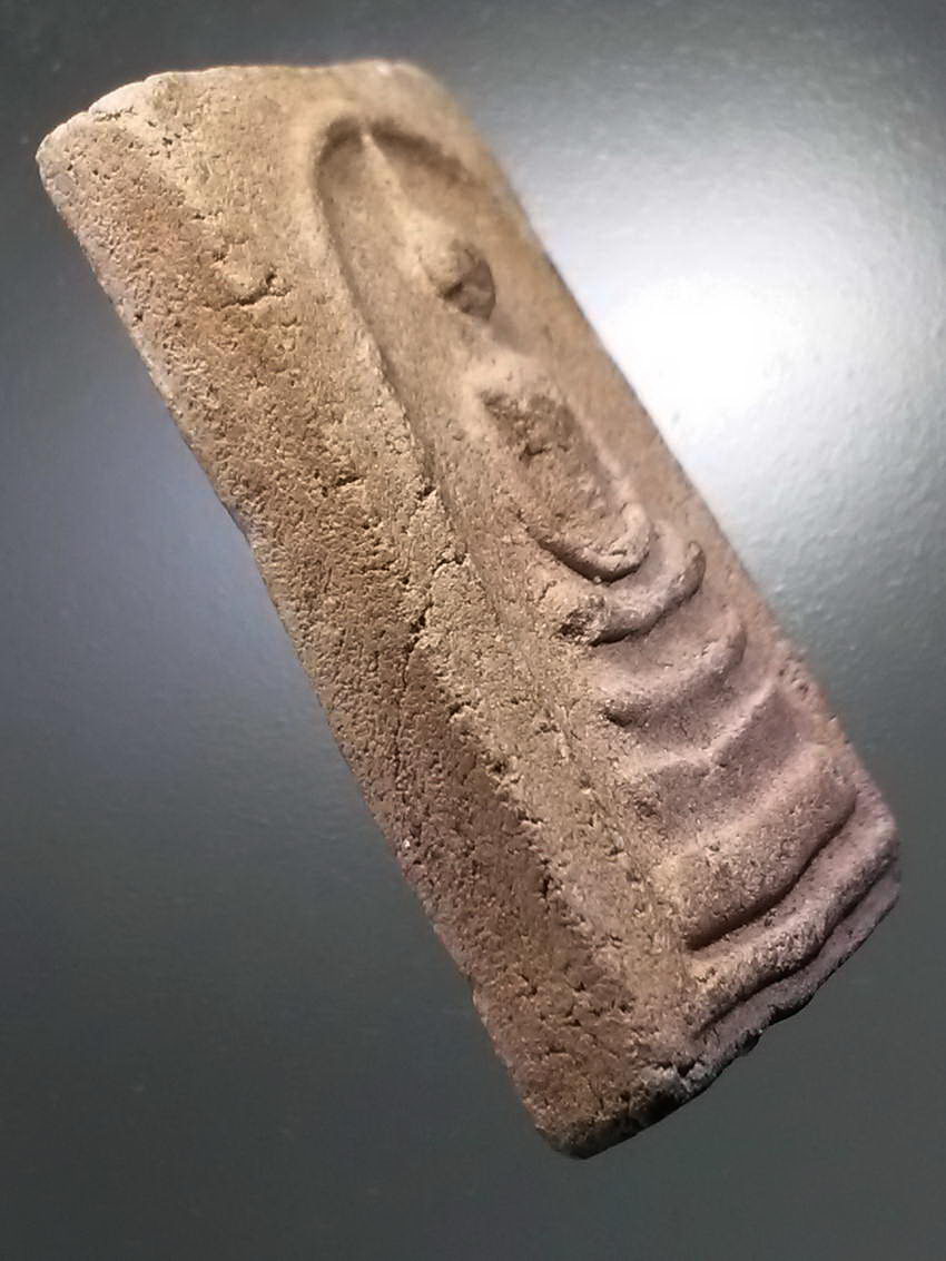 รหัสสินค้า พระไม่ทราบที่ 495 พระสมเด็จเนื้อผง ฝังแร่มวลสาร ทางด้านหลัง ไม่ทราบที่