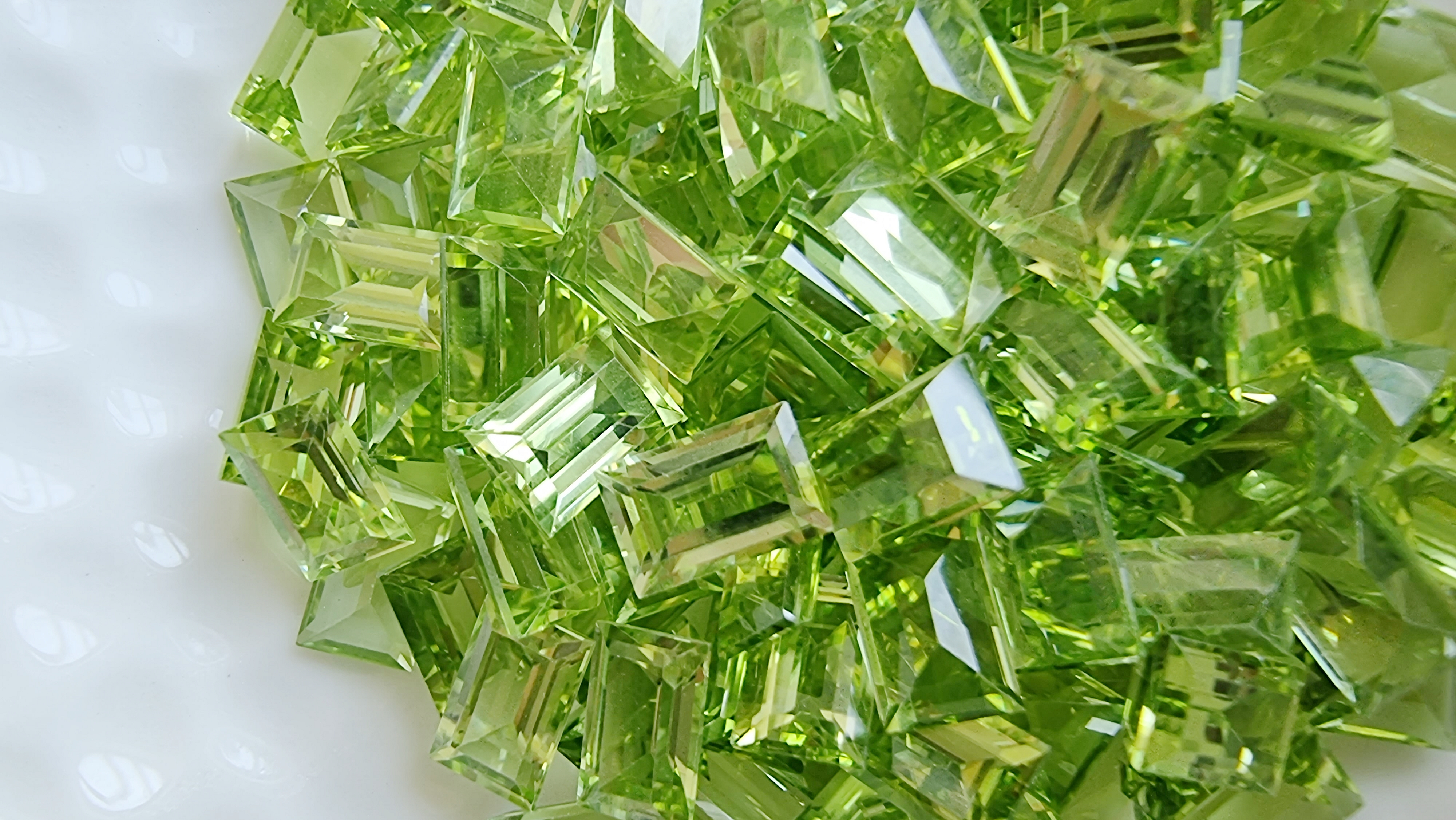 เพอริดอทสี่เหลี่ยม 6x4mm. 5 กะรัต