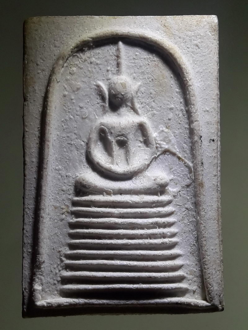 รหัสสินค้า พระเนื้อดิน ผง ว่าน 10504 พระสมเด็จฐาน 9 ชั้น แช่น้ำมนต์ หลวงปู่บุดดา ถาวโร วัดกลางชูศรีเจริญสุข จังหวัดสิงห์บุรี