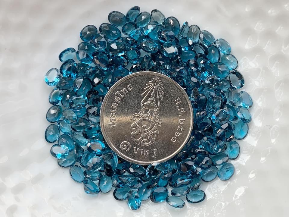 ลอนดอนบลูโทปาส 4X3 mm. 5 กะรัต