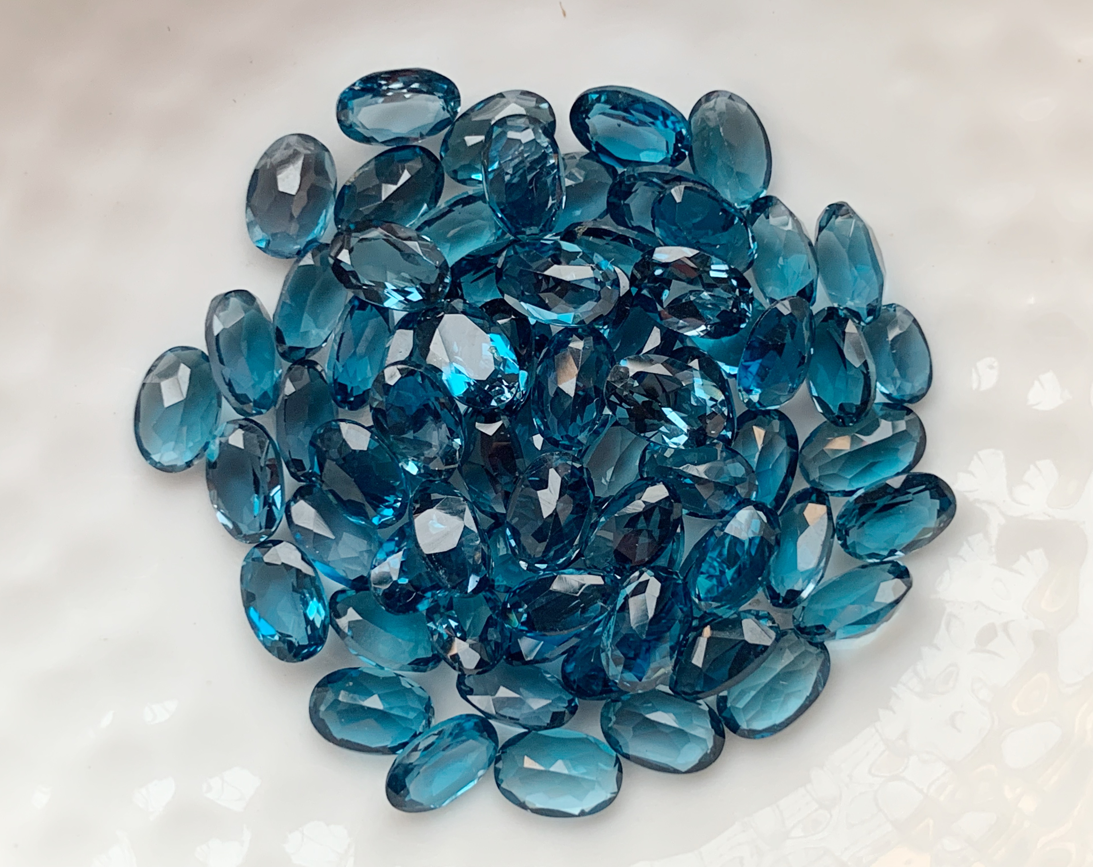 ลอนดอนบลูโทปาสไข่ 6X4 มม. 5 กะรัต