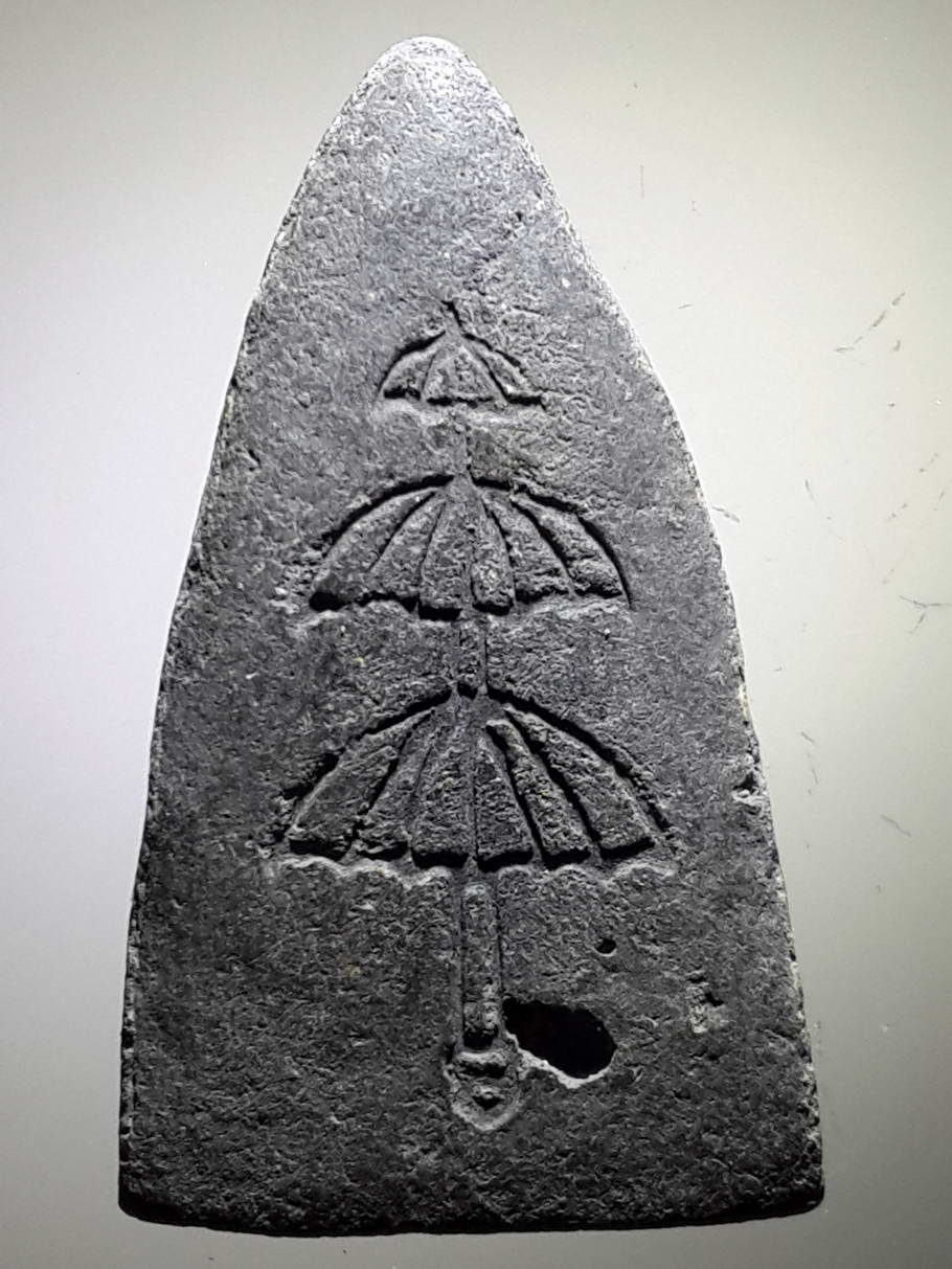 รหัสสินค้า หลวงปู่ทวด วัดต่างๆ 380 หลวงปู่ทวดเนื้อผงใบลาน ด้านหลังมี ร่มกาง 3 ชั้น ไม่ทราบวัดที่สร้าง