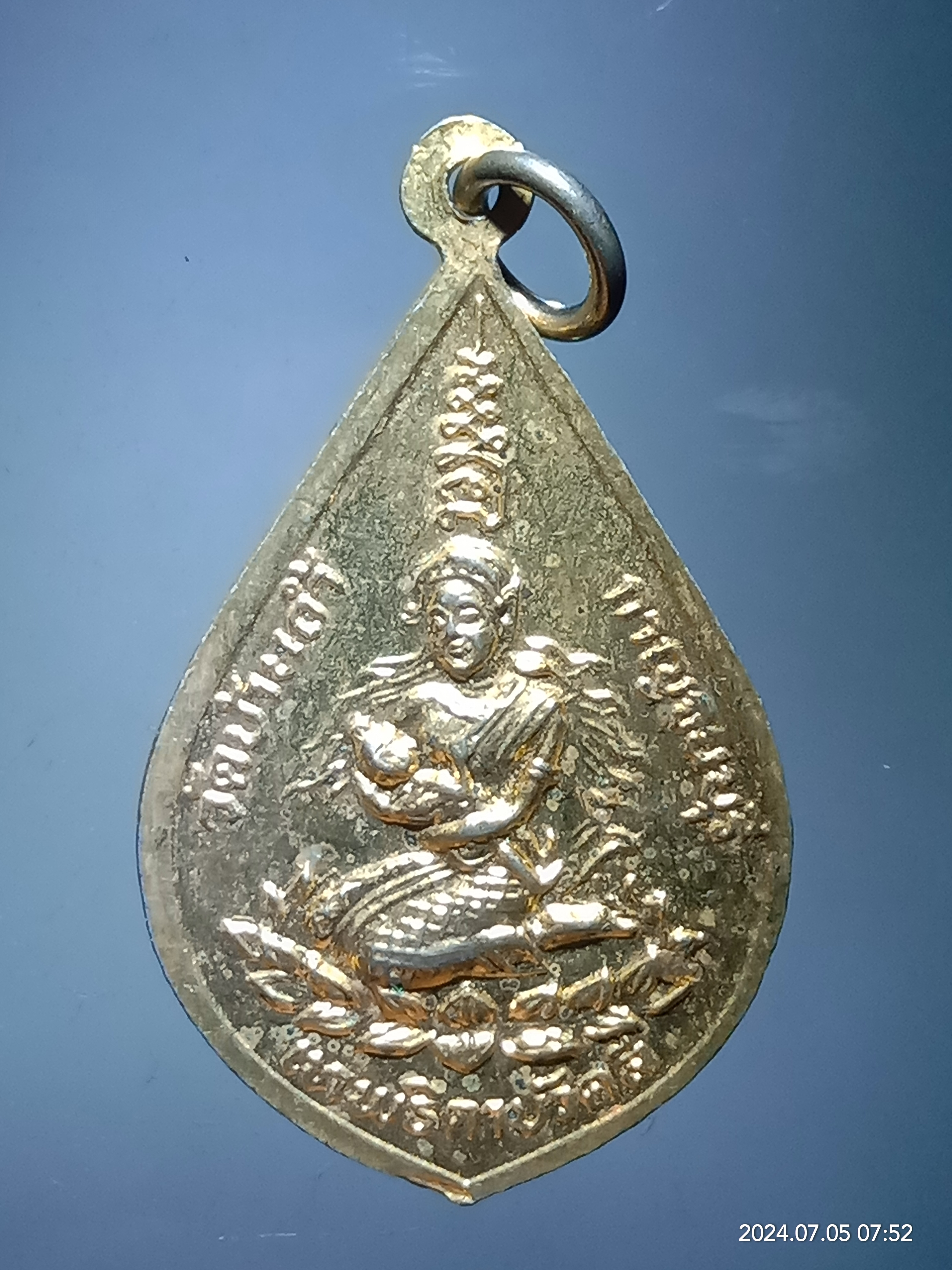 รหัสสินค้า เหรียญพระพุทธ 129 เหรียญกะไหล่ทองลงยาสีเขียว หลวงพ่อใหญ่ชินราช หลังเทพธิดาบัวคลี่ วัดบ้านถ้ำ จังหวัดกาญจนบุรี