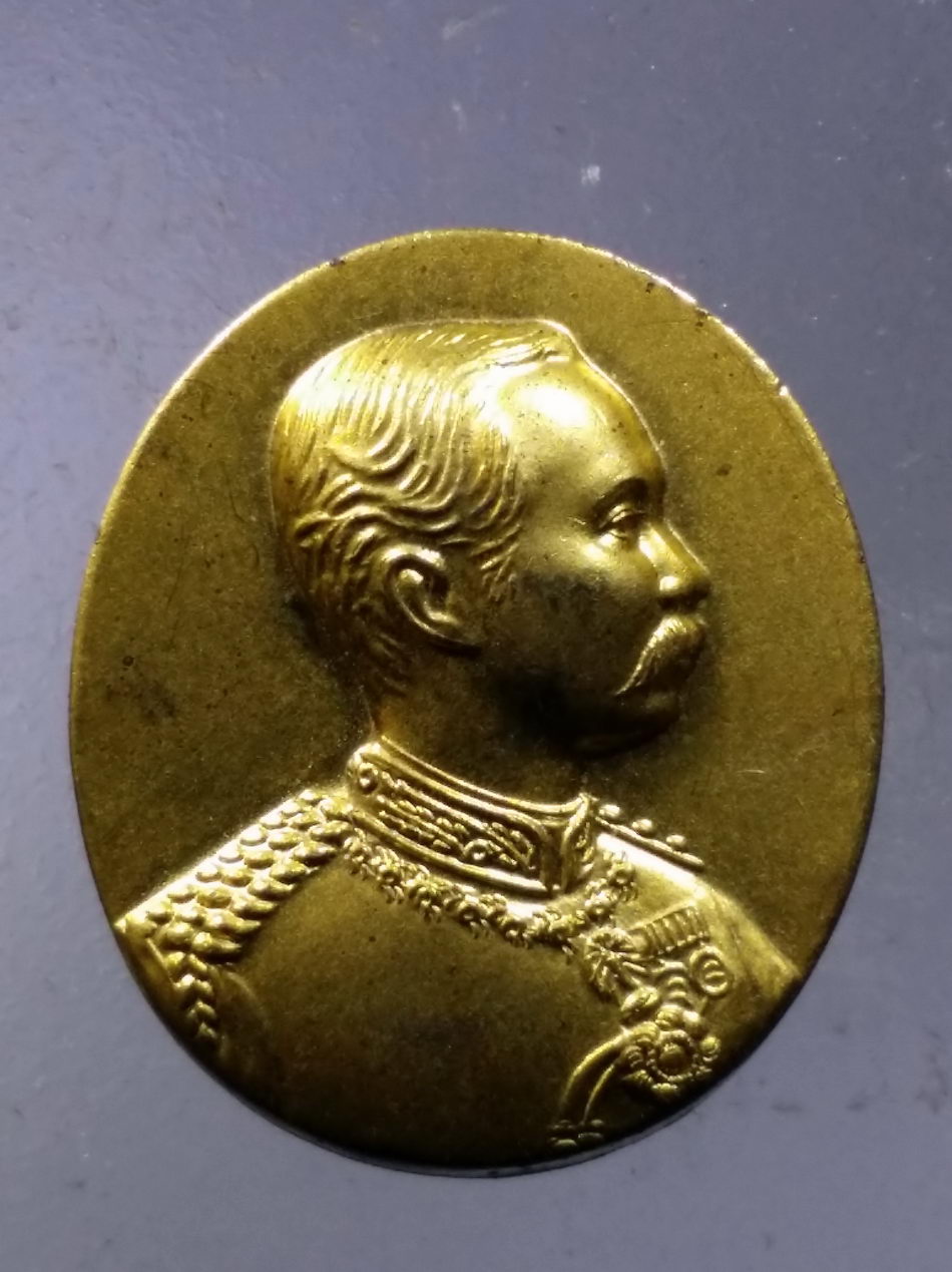 รหัสสินค้า พระมีกล่อง 3640 เหรียญกะไหล่ทองพ่นทราย รูปไข่เล็ก รัชกาลที่ 5 พระพุทธเจ้าหลวง วัดราชบพิธสถิตมหาสีมาราม กรุงเทพฯสร้างปี 2553 พระพรหมมุนี สุชิน อคคชิโน จัดสร้าง พระรายการนี้ให้เช่าบูชาแล้ว