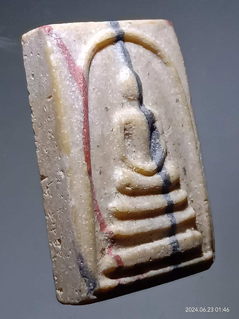 รหัสสินค้า พระสมเด็จ วัดต่างๆ 1205 พระสมเด็จ เนื้อผง น้ำมัน ลายธงชาติ พิมพ์คะแนน หลวงพ่อกวยวัดโฆสิตาราม จังหวัดชัยนาท พิมพ์ยันต์นูน