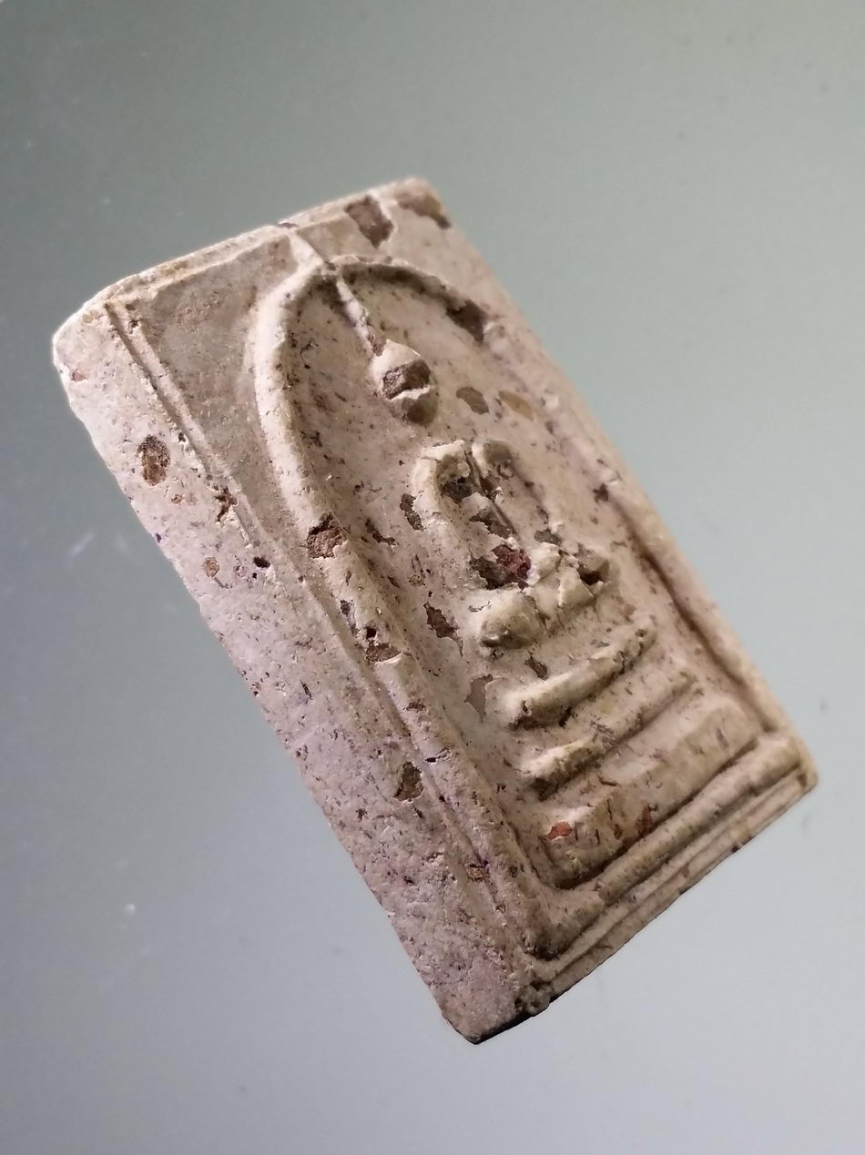 รหัสสินค้า พระเนื้อดิน เนื้อผง เนื้อว่าน 9654 พระสมเด็จบางขุนพรหม พิมพ์สังฆาฏิไม่มีหู ปลุกเสก พิธีวัดบางขุนพรหม ปี 2547 ผสมมวลสารเก่า ปั๊มตรายางด้านหลัง