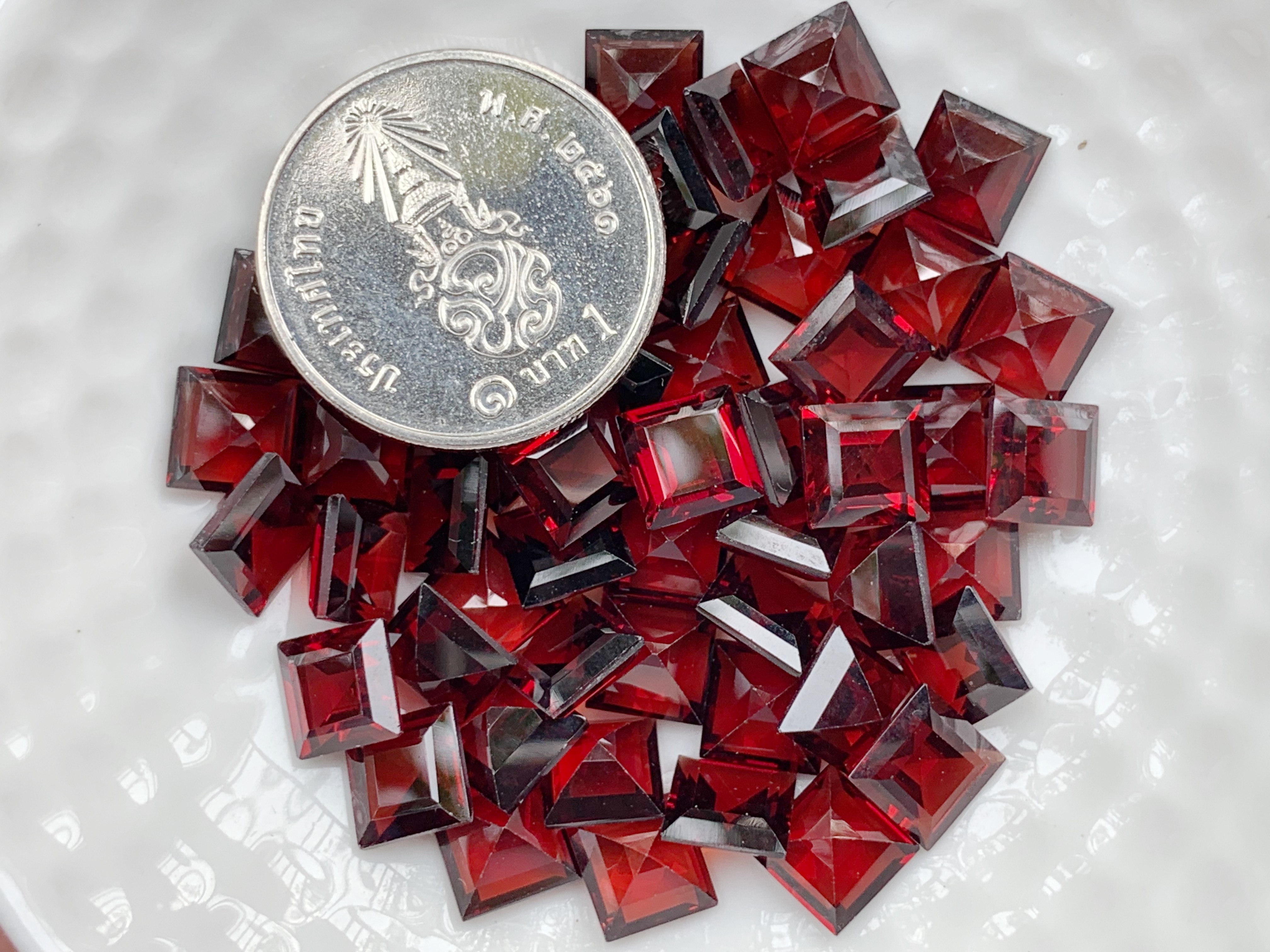 โกเมนสี่เหลี่ยม 6 มม. 5 กะรัต