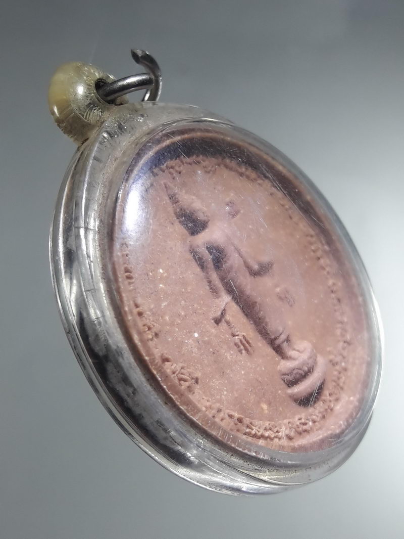 รหัสสินค้า พระเนื้อดิน ผง ว่าน 10540 พระเนื้อผงจันทร์ลอย ฝังพลอยเสก หลวงพ่อคง วัดเขาสมโภชน์ อำเภอชัยบาดาล จังหวัดลพบุรี หลังพระพุทธปางเปิดโลก