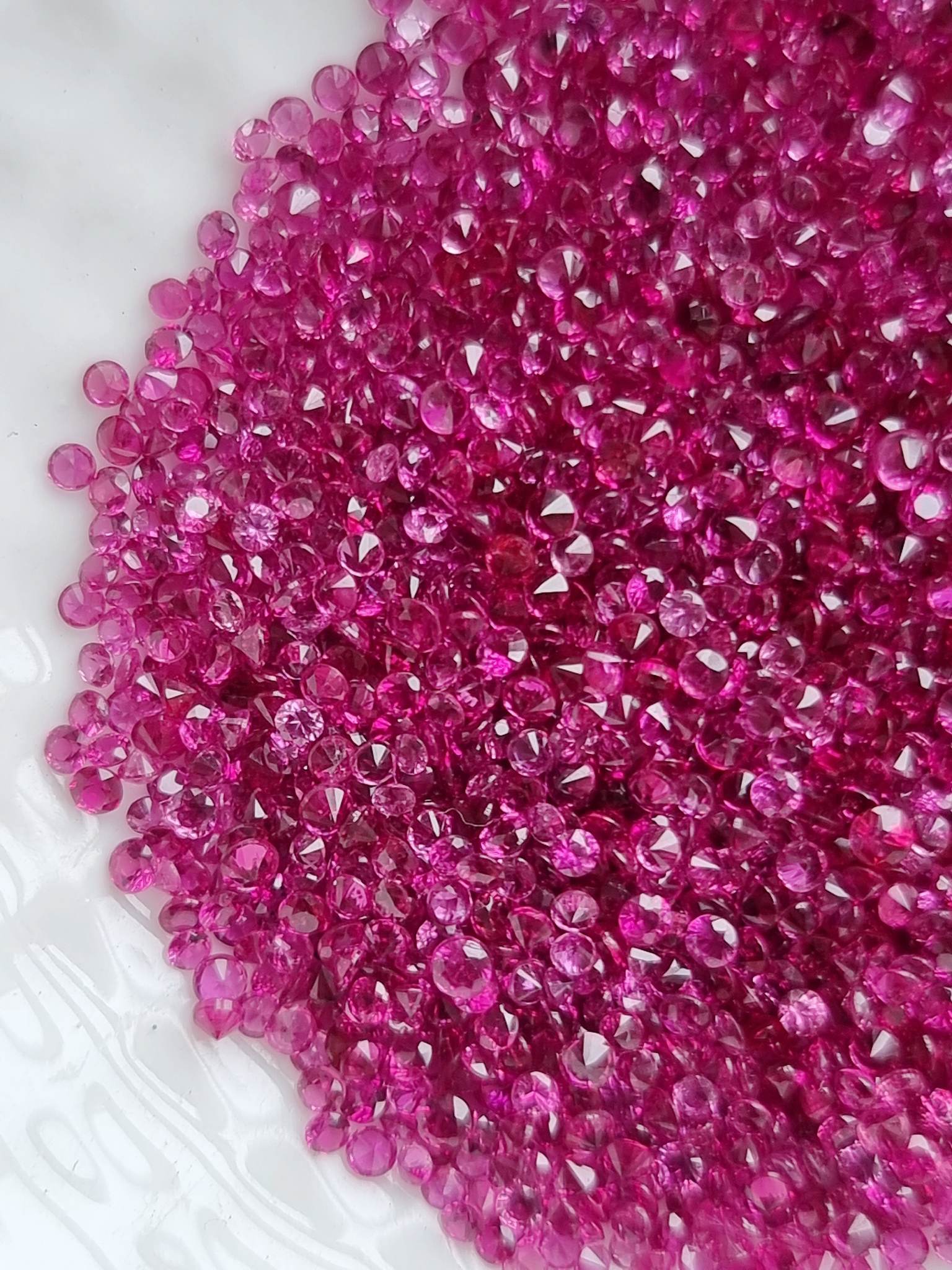 พลอยทับทิมสยามเผาเก่า บ่อไร่ จ.ตราด 1.4-1.9 mm. นน. 0.25 กะรัต