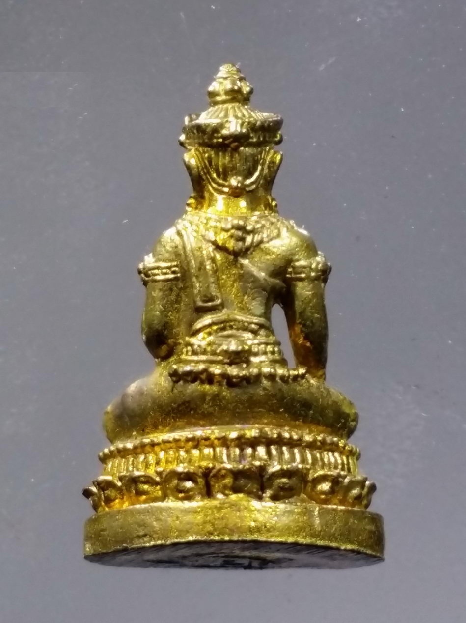 รหัสสินค้า พระมีกล่อง 3698 รูปหล่อเนื้อโลหะผสม พระชัยวัฒน์ทรงเครื่อง หลวงปู่ครูบาครอง วัดท่ามะเกว๋น อำเภอเถิน จังหวัดลำปาง ตอกโค๊ต ใต้ฐาน