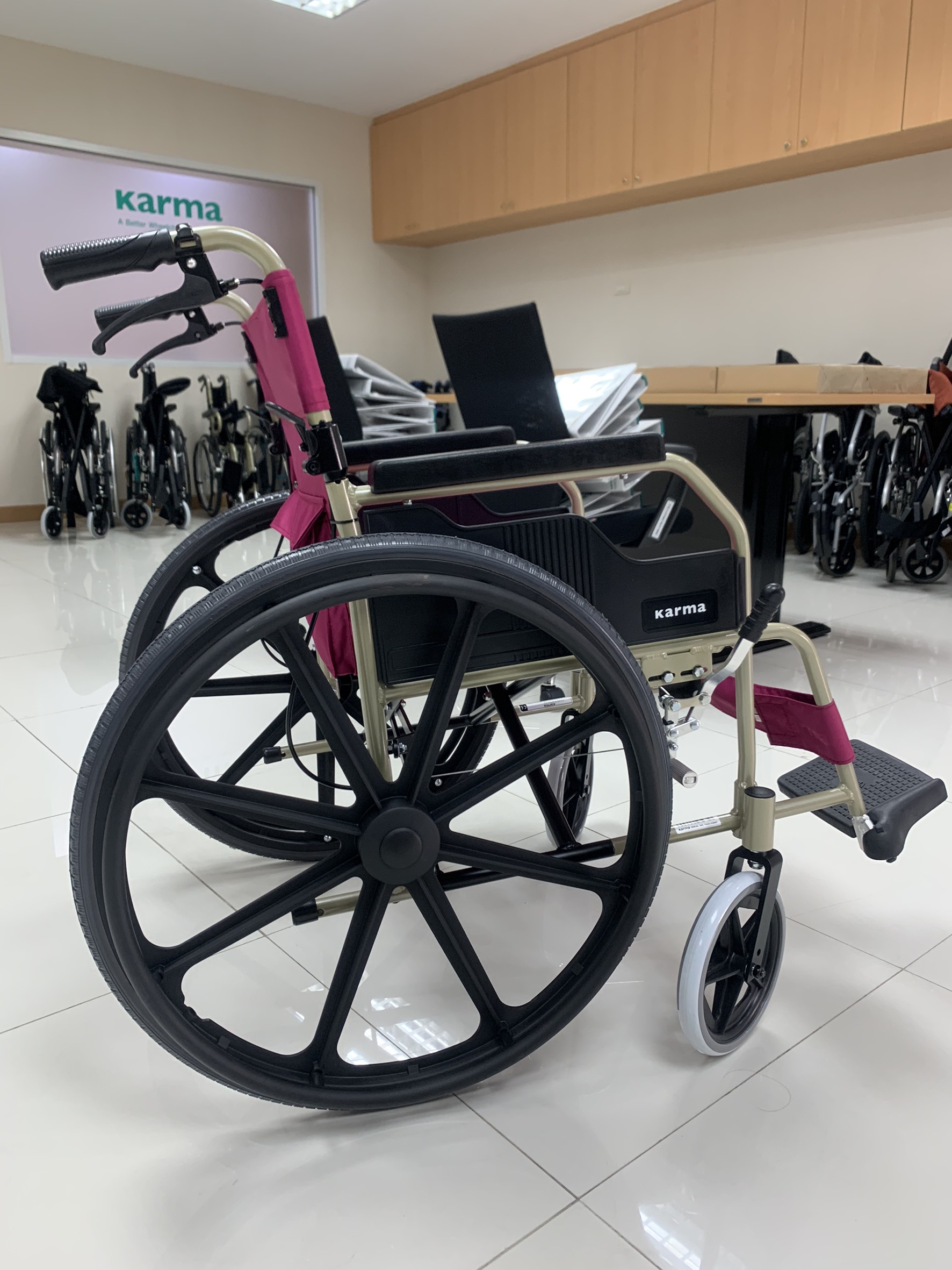 รถเข็นอลูมินัมอัลลอยด์คาร์ม่า รุ่น KM-1500 (KARMA KM-1500) ดีไซน์คลาสสิค ทนทาน เบาะกว้าง 18 นิ้ว ล้อหลัง 24 นิ้ว ของแท้ รับประกันศูนย์ไทย 5 ปี