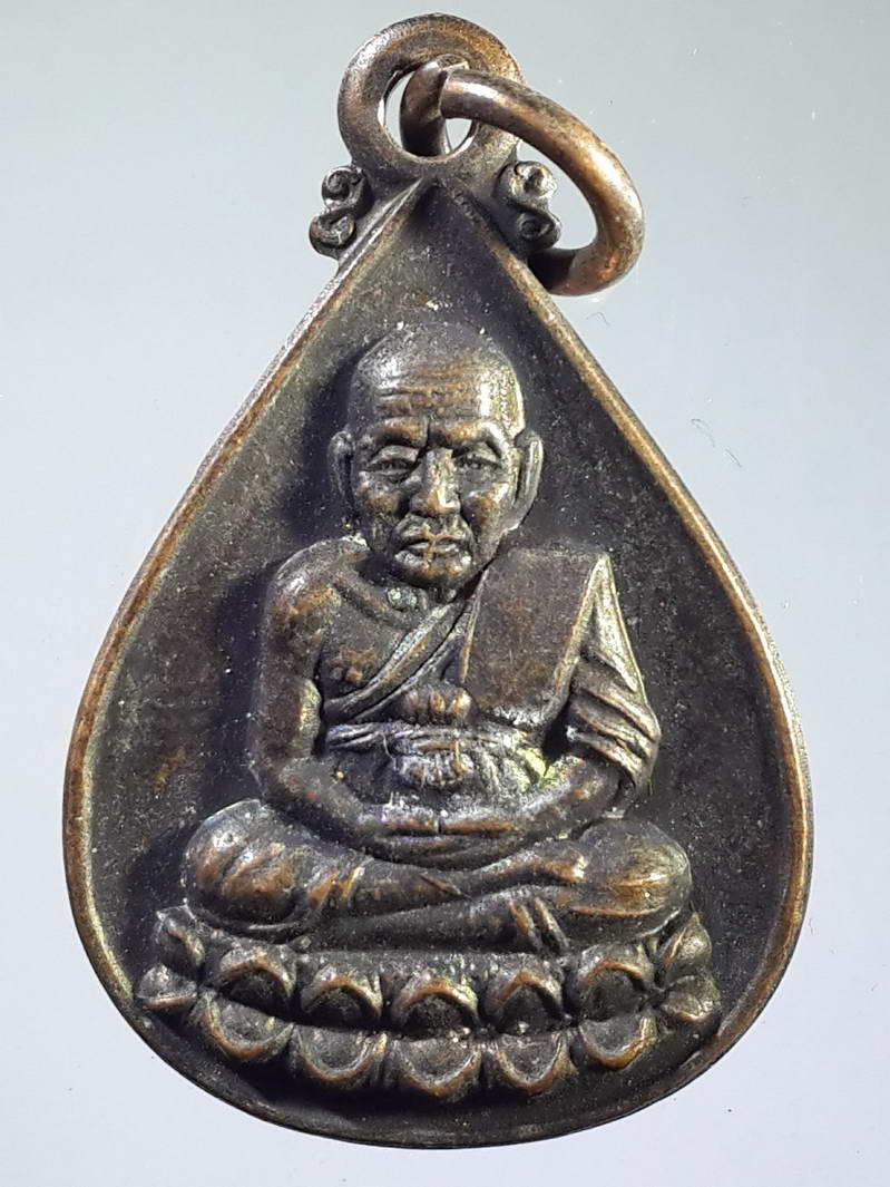 รหัสสินค้า เหรียญคณาจารย์ 1705 เหรียญหยดน้ำหลวงปู่ทวด วัดช้างให้ รุ่นสร้างพระธาตุเจดีย์วัดบ้านสวน จังหวัดพัทลุง สร้างปี 2536 พระรายการนี้ให้เช่าบูชาแล้ว