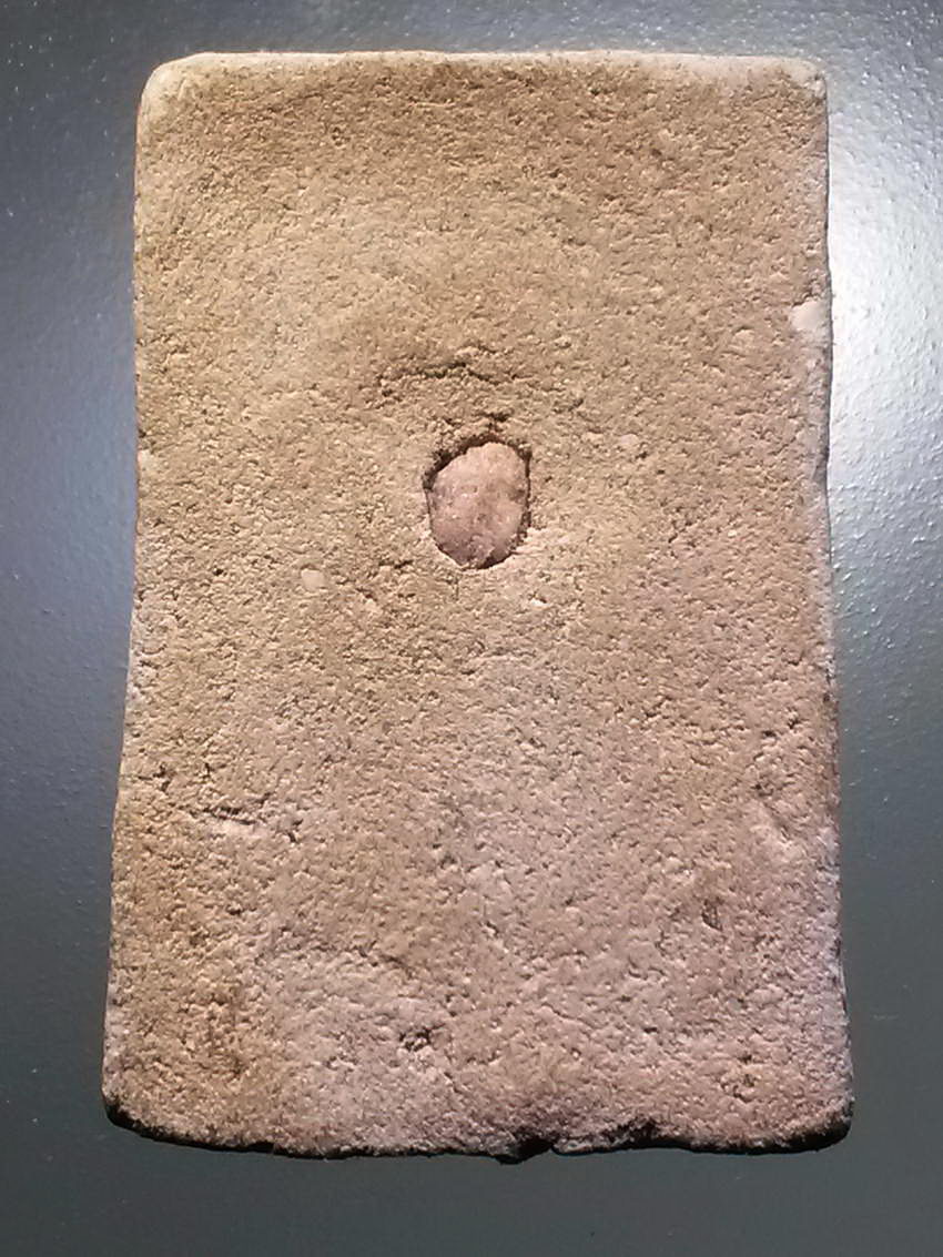 รหัสสินค้า พระไม่ทราบที่ 495 พระสมเด็จเนื้อผง ฝังแร่มวลสาร ทางด้านหลัง ไม่ทราบที่