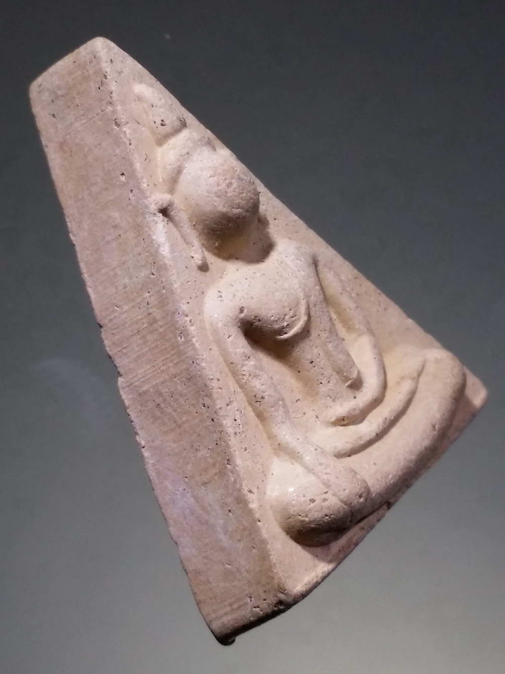 รหัสสินค้า พระไม่ทราบที่ 259 พระนางพญาเนื้อผง หลังยันต์นะ และ อุนาโลม ไม่ทราบที่